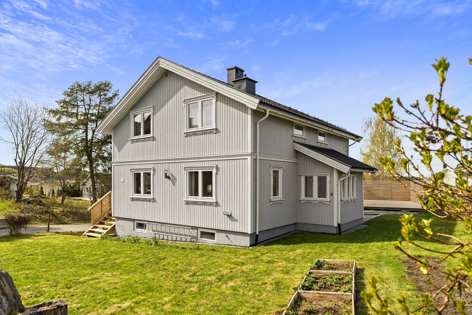 Huset sett fra hagesiden - stor oppgradering av bygget i 2014. Galleribilde