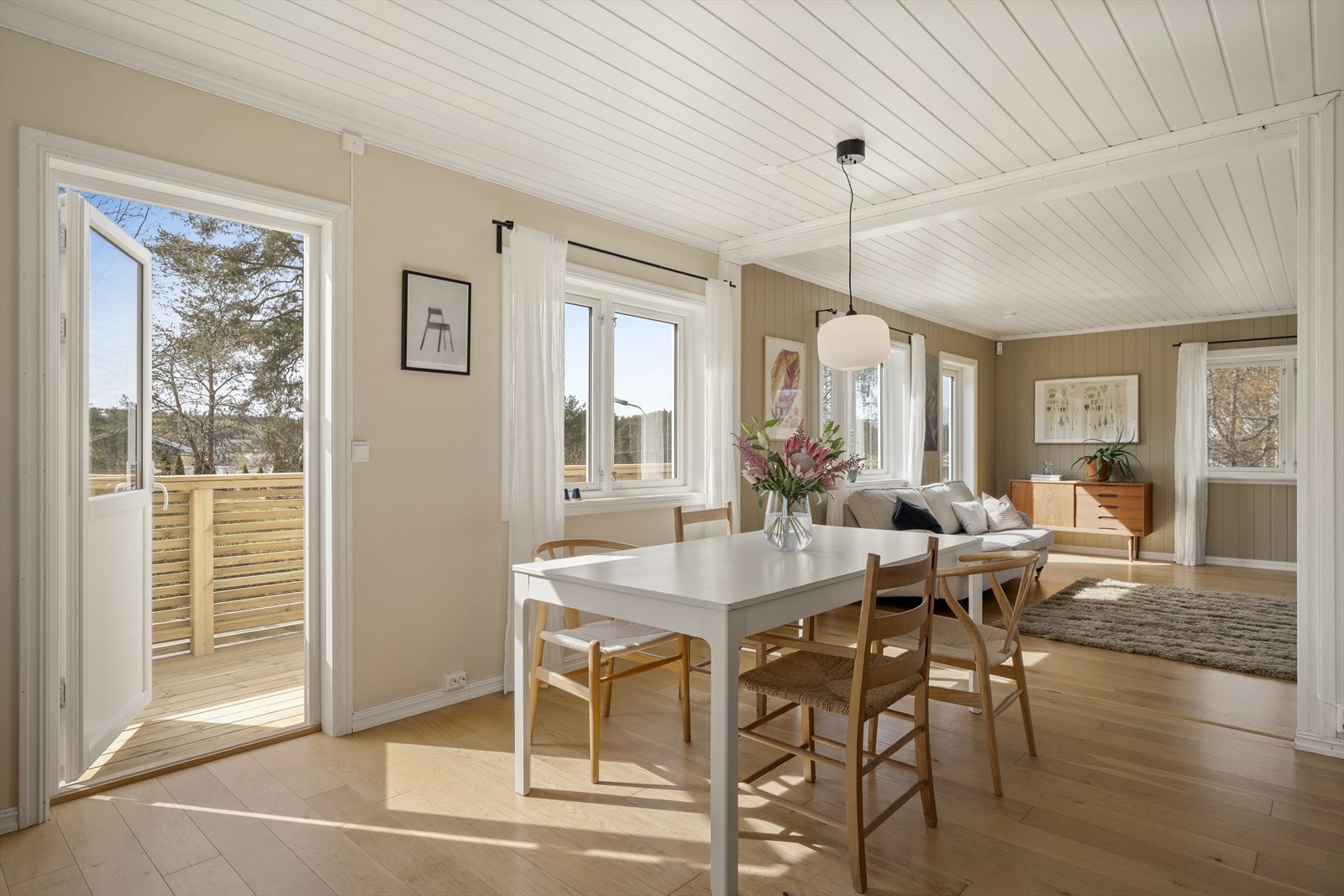Spisestue åpnet mot stue - utganger til veranda Galleribilde