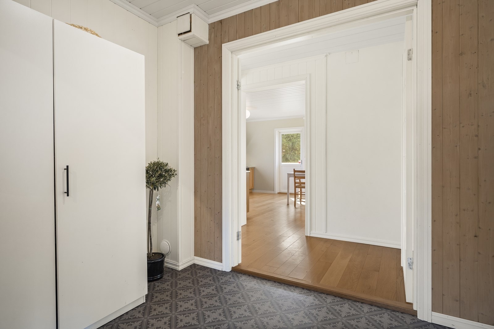 Praktisk med garderobeskap for et ryddig uttrykk Galleribilde