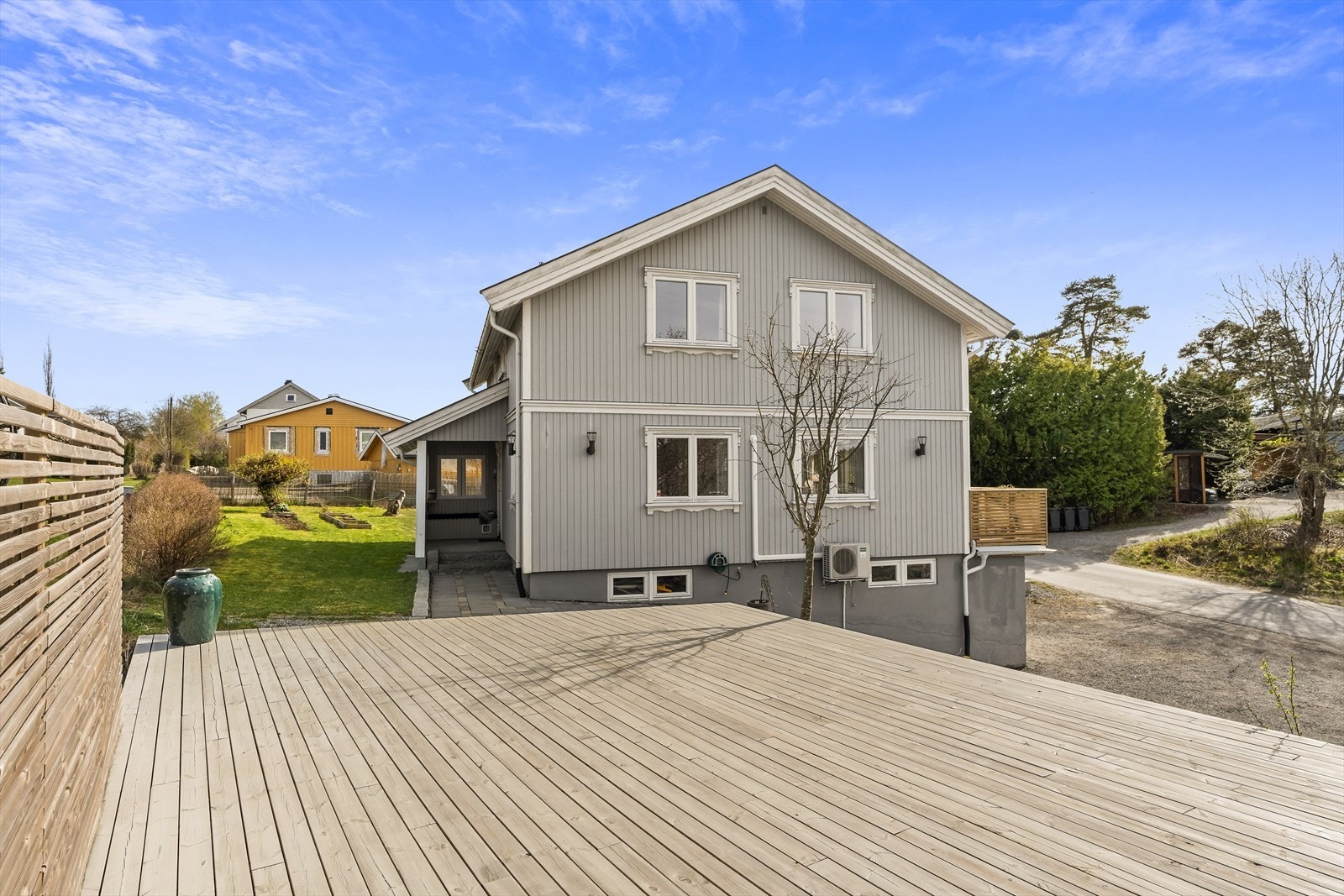Terrassen ligger et nivå over gårdsplass og veien Galleribilde