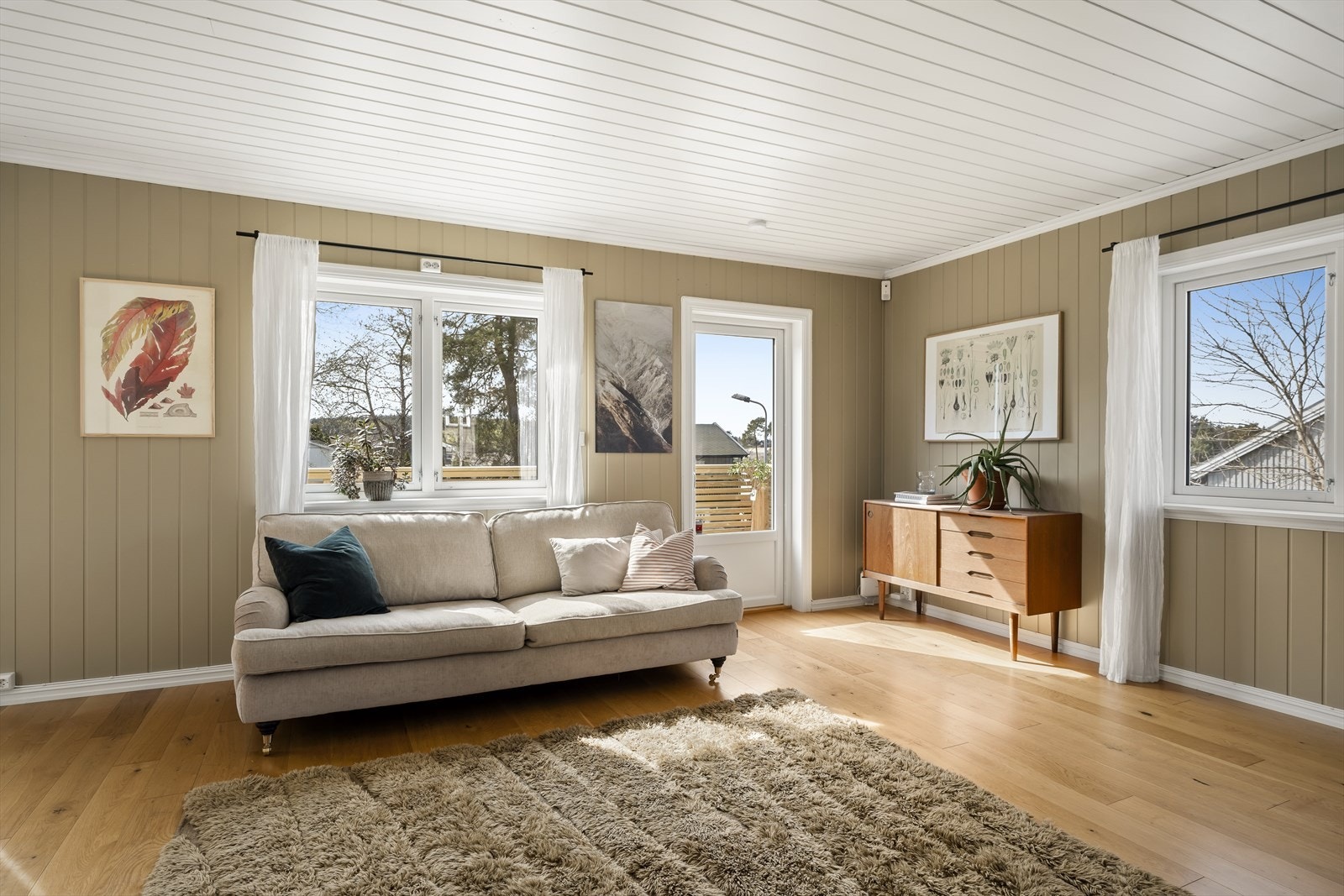 Utgang til veranda både fra stue og kjøkken Galleribilde