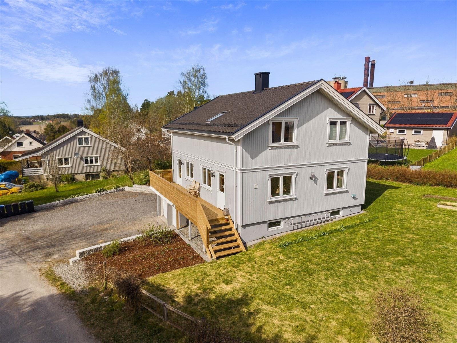 Lett tilgang fra hage til veranda og kjøkken Galleribilde