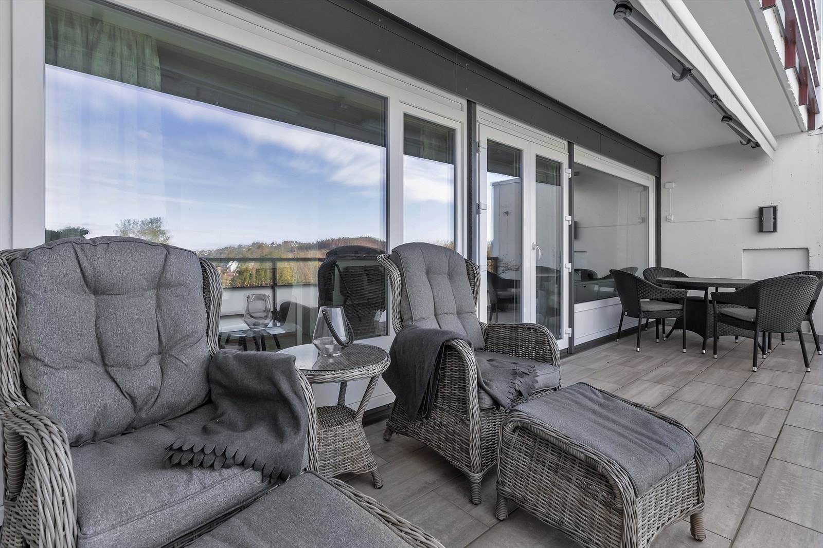 Romslig terrasse med markise Galleribilde