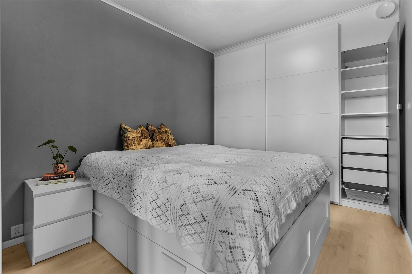 Soverom med garderobeskap Galleribilde