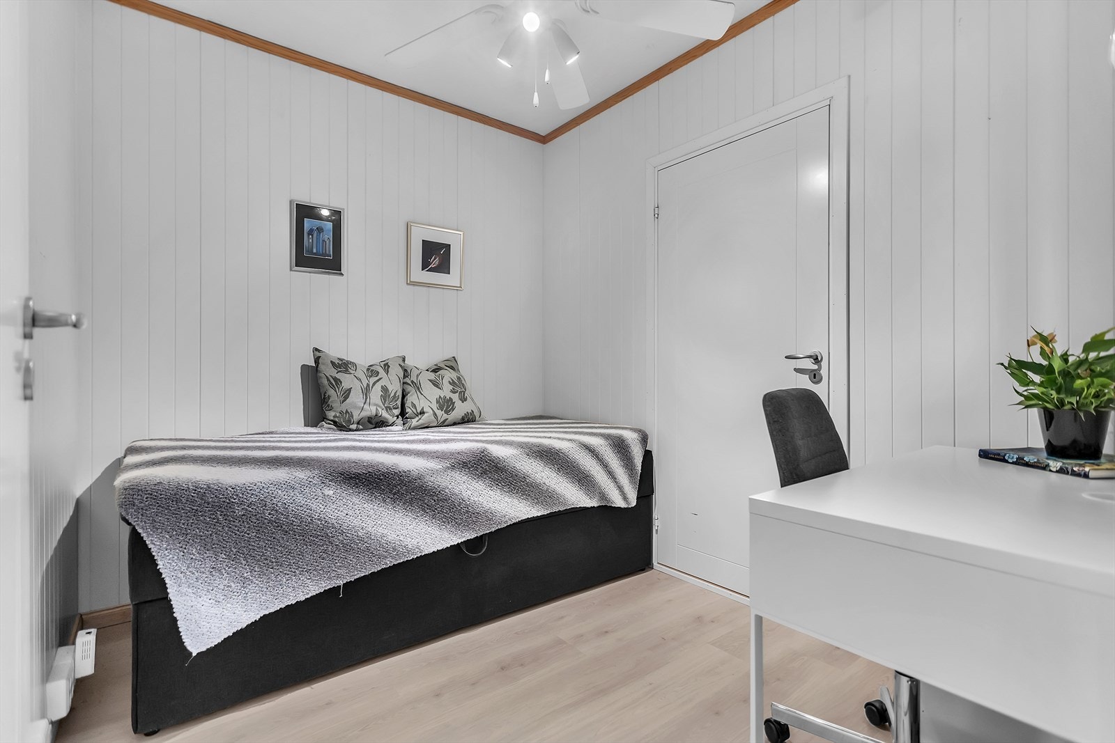 Bod innredet som gjesterom/kontor Galleribilde