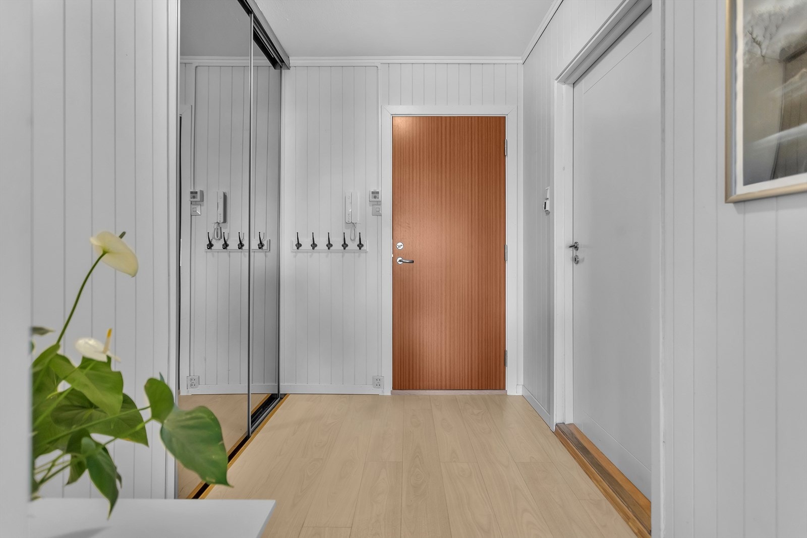Entrè med skyvedørsgarderobe Galleribilde