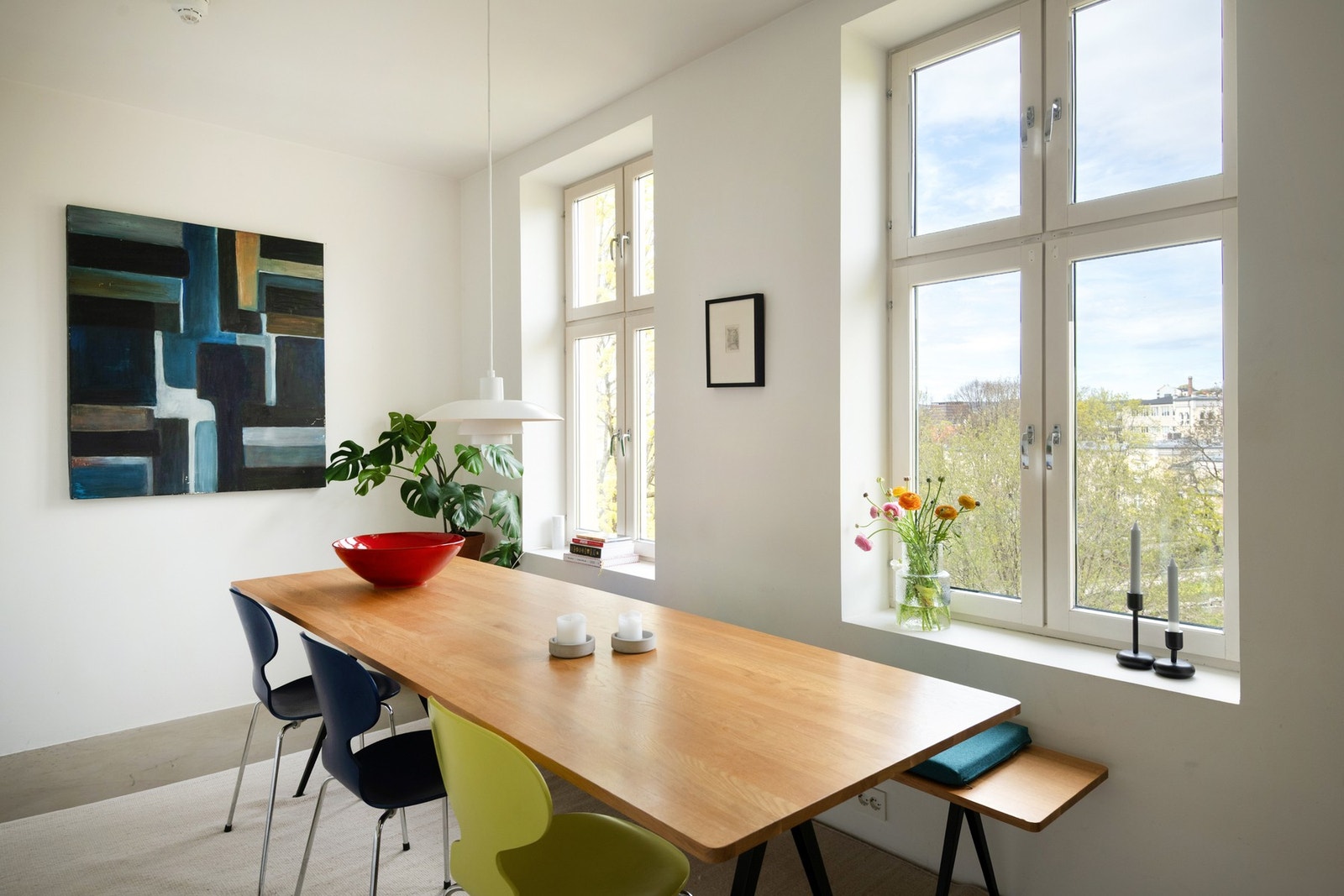 Det er god plass til et stort spisebord, som naturlig finner sin plass ved vinduene. Galleribilde