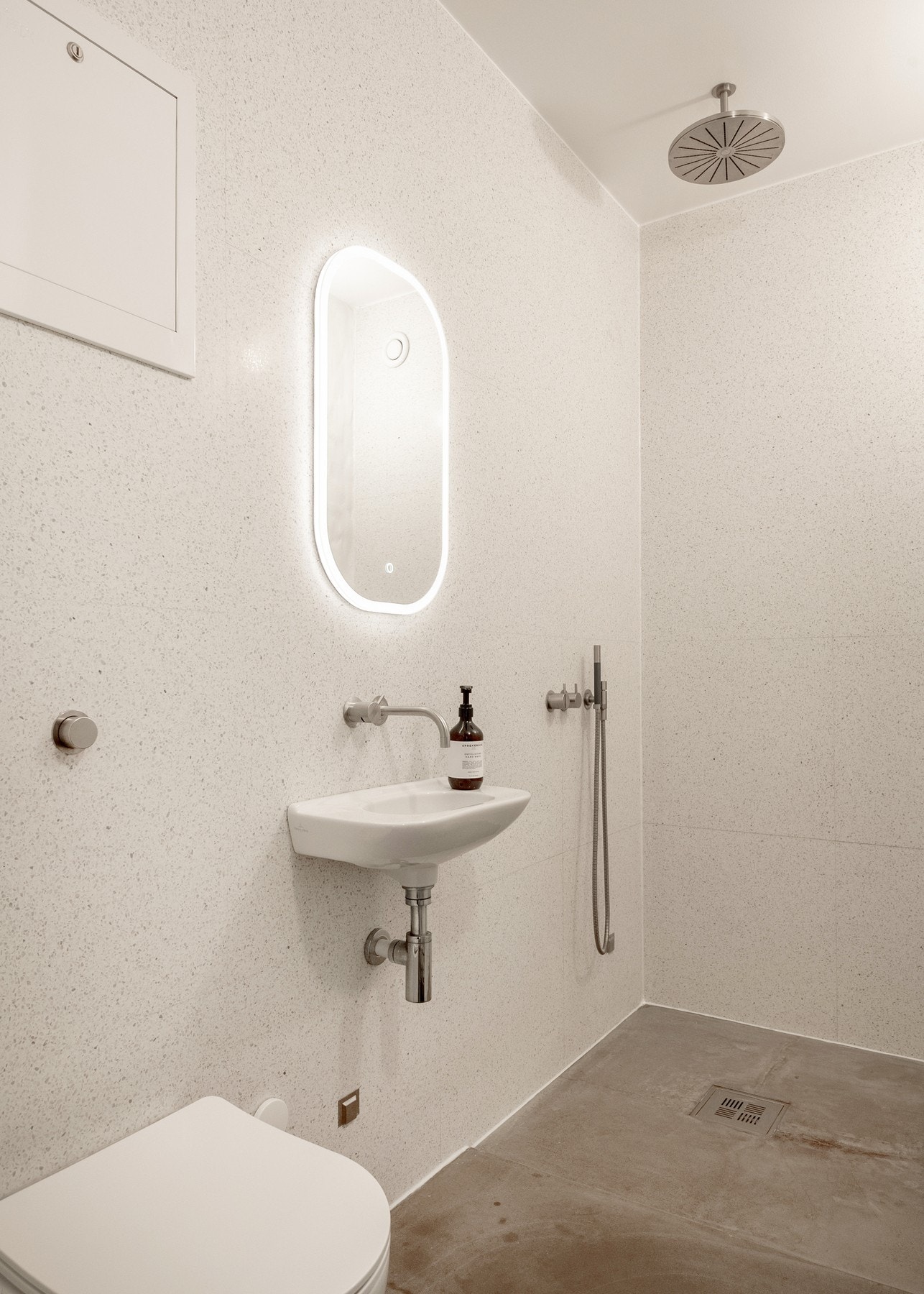 Veggene har 60 x 60 cm terrazzofliser fra Bella kombinert med pussede, malte murvegger, mens betonggulv med elektriske varmekabler gir god komfort. Galleribilde
