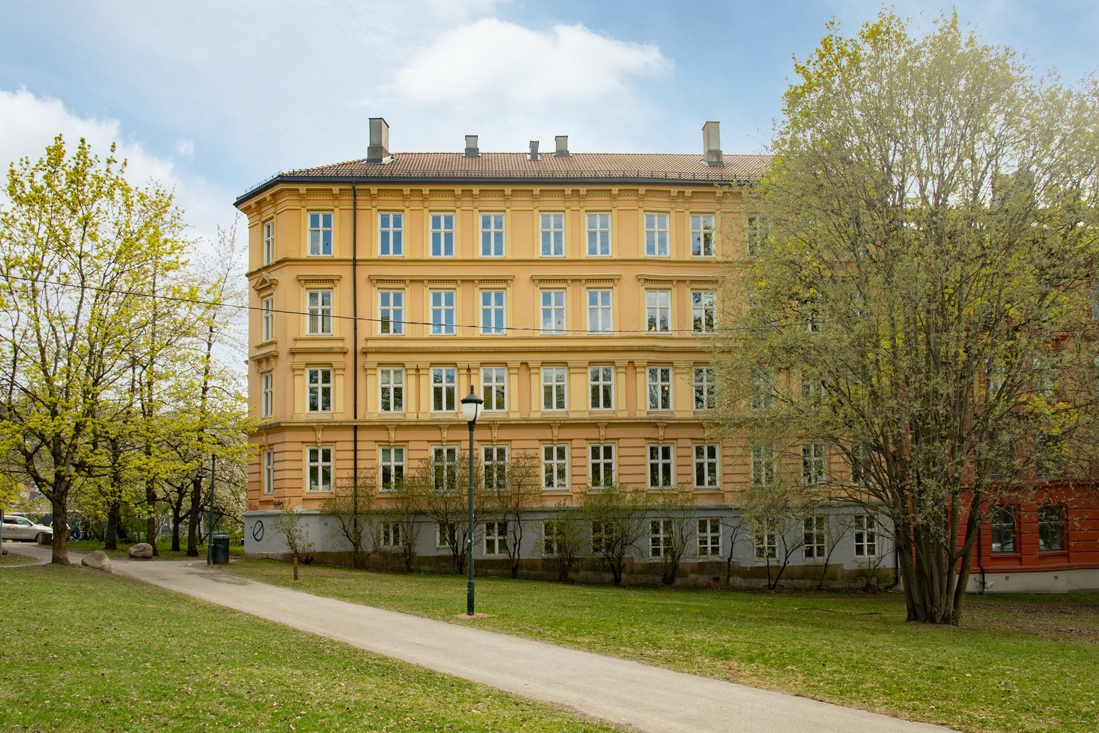 Området er i svært god vekst med hyggelige kaféer, bruktbutikker og gode spisesteder. Dette gjør Schweigaards gate og tilstøtende gater til hyggelige strøksgater med godt miljø! Galleribilde