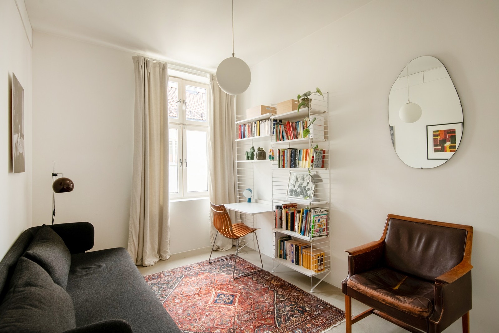 Soverom 1 benyttes i dag som kontor, men egner seg utmerket som barnerom eller gjesterom. Galleribilde