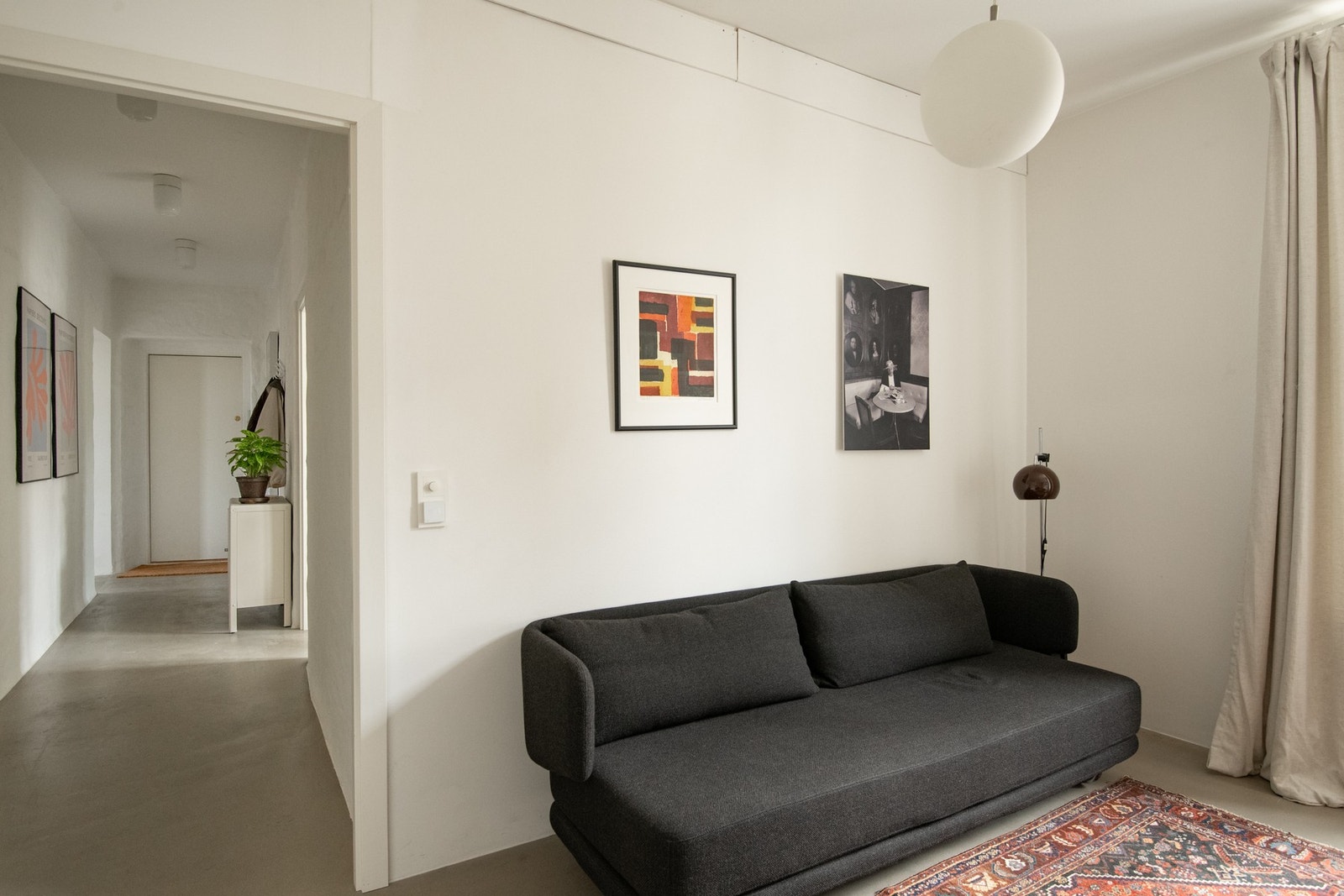 Begge rommene har store vindusflater og generøs takhøyde, som gir rikelig med naturlig lys og en luftig romfølelse. Galleribilde