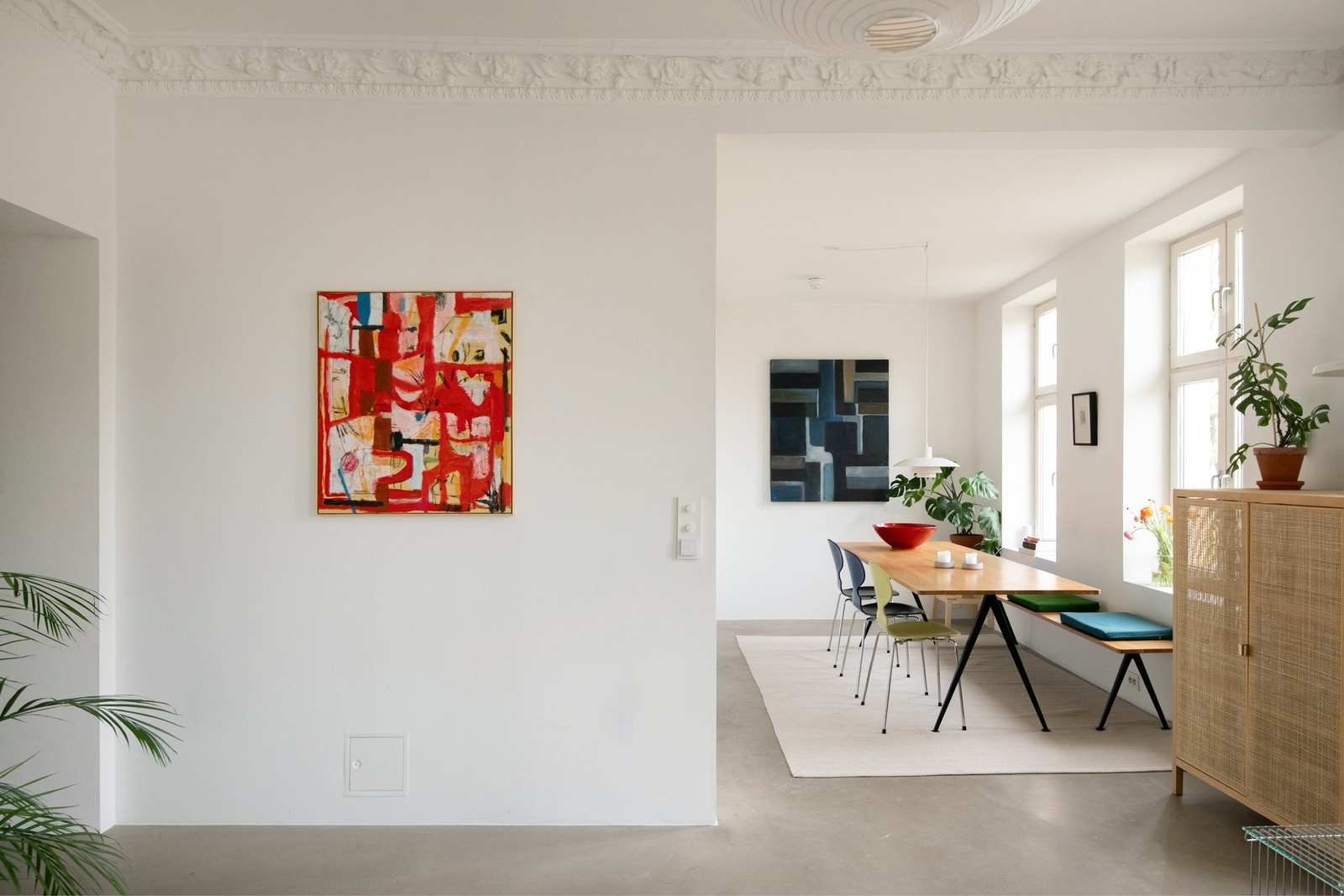 Den åpne løsningen mot kjøkkenet gir en svært god planløsning og en naturlig flyt i boligen. Galleribilde