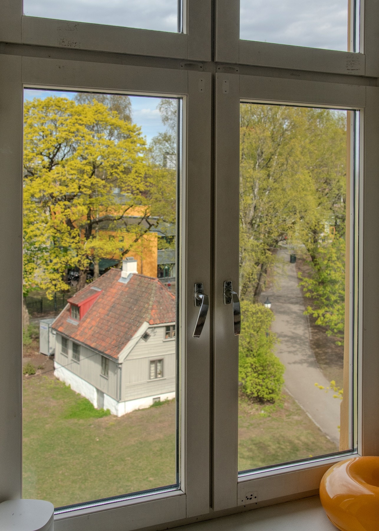 Her bor du lyst, grønt og skjermet med fantastisk, frodig utsikt mot Klosterenga park. Galleribilde