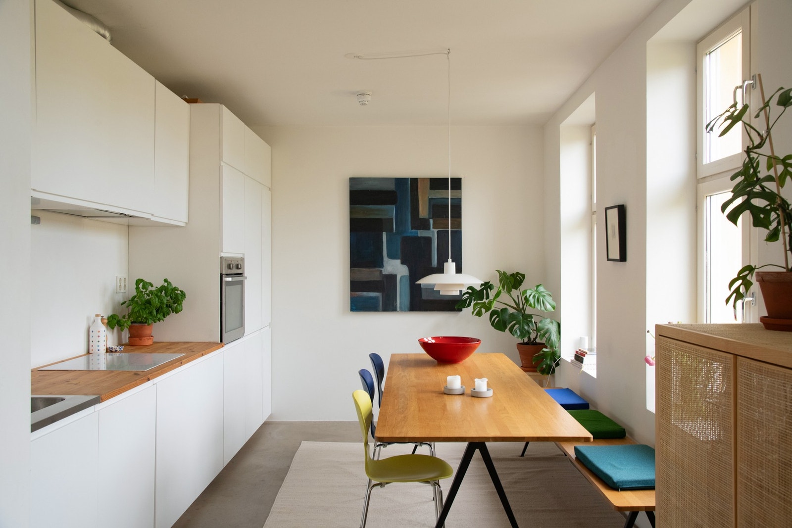 Kjøkkeninnredningen er fra IKEA (2022) og har glatte fronter kombinert med benkeplate i heltre. Galleribilde