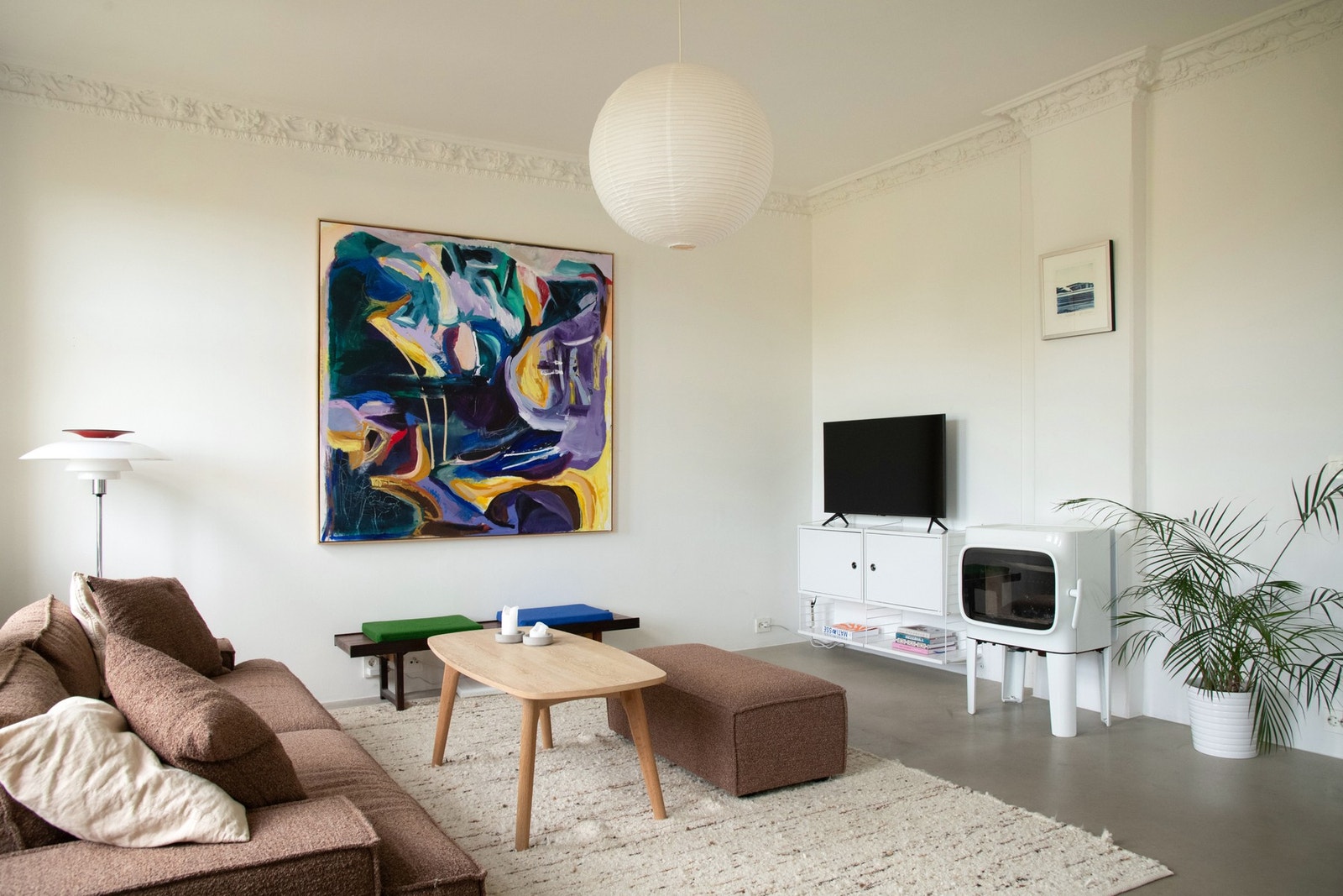 Her er det god plass til en romslig sofagruppe med tilhørende stuebord og TV-benk. Peisovnen bidrar til god temperatur. Galleribilde