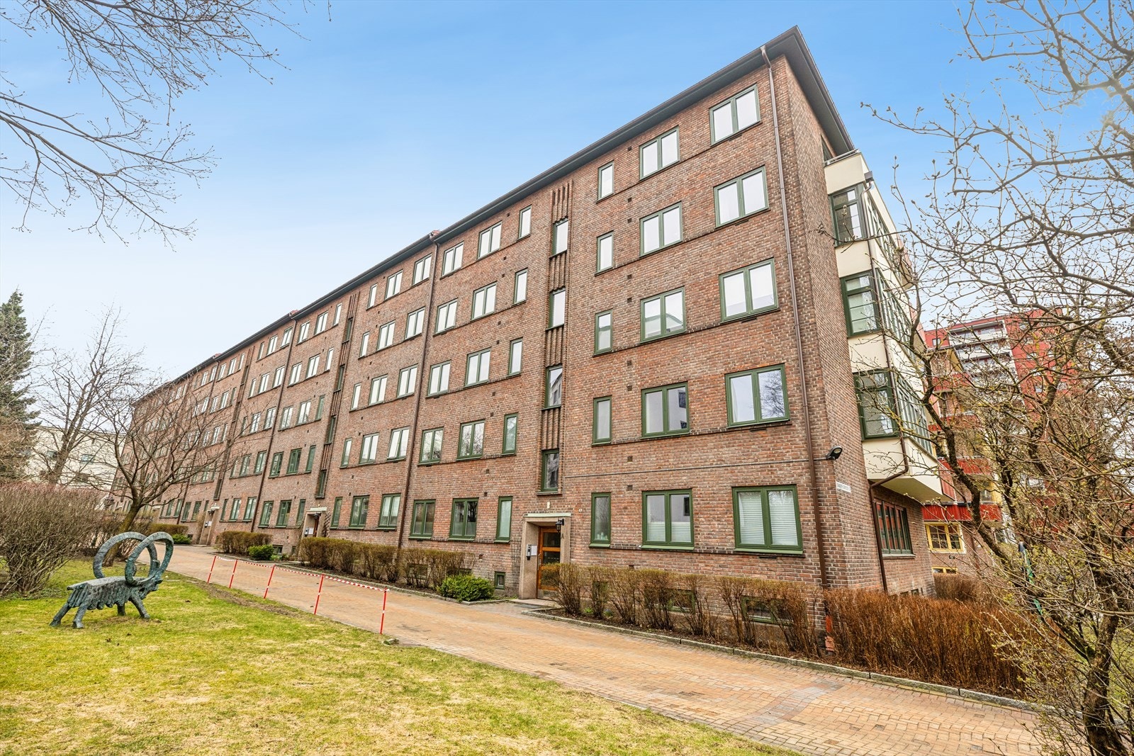 Klassisk bygård med grønt fellesareal rundt - solid og velholdt uttrykk. Galleribilde