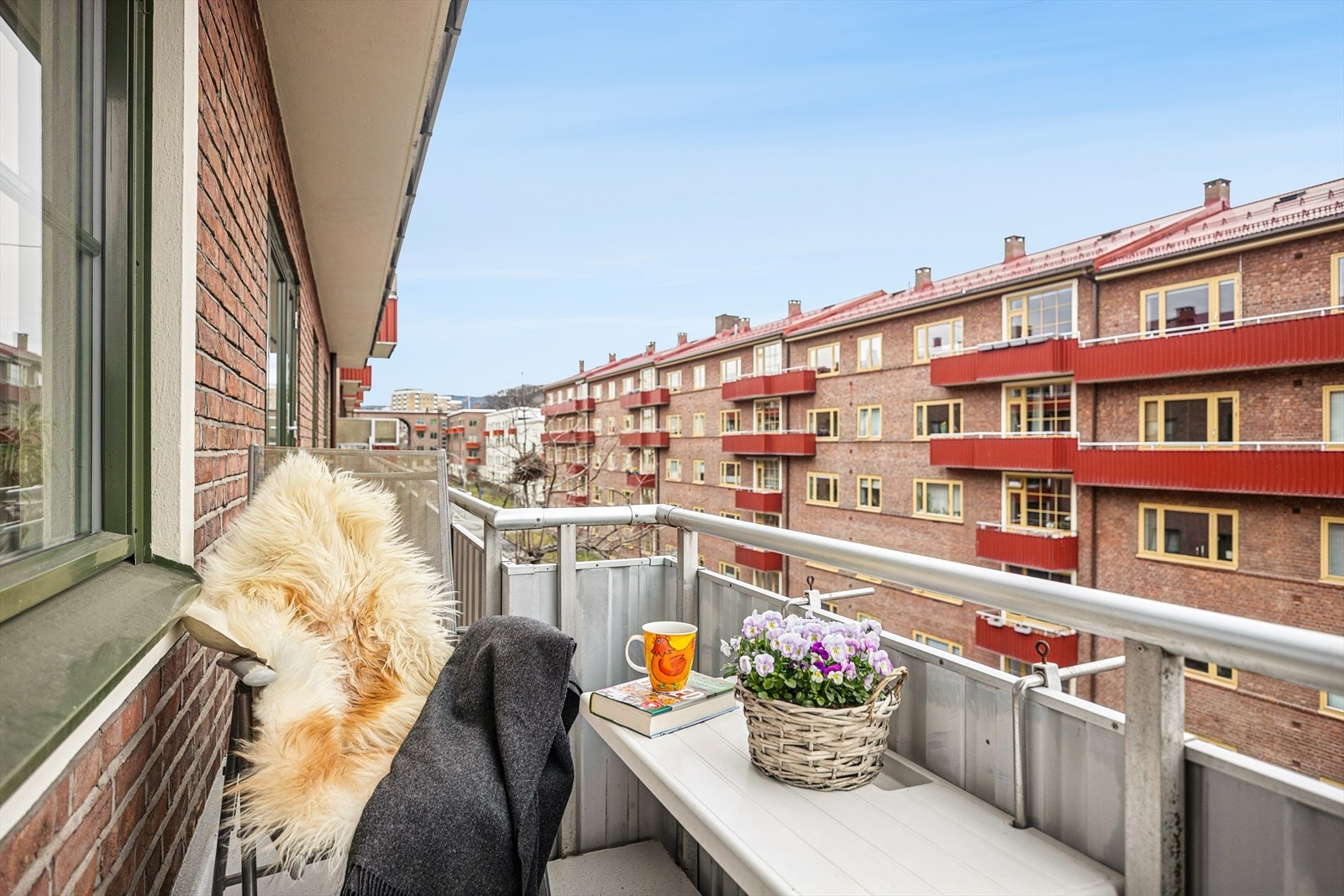 Hyggelig balkong som passer perfekt til kaffekoppen og en rolig pause. Galleribilde