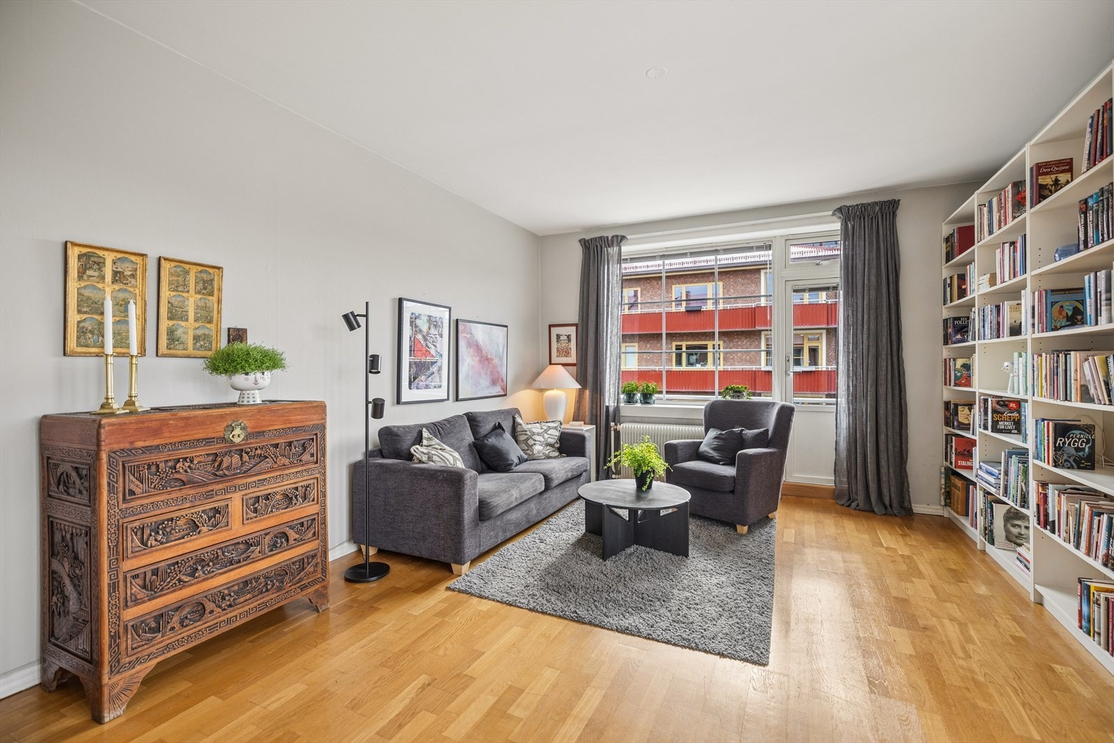Lys og romslig stue med god plass til både sofahygge og bokhyller. Galleribilde