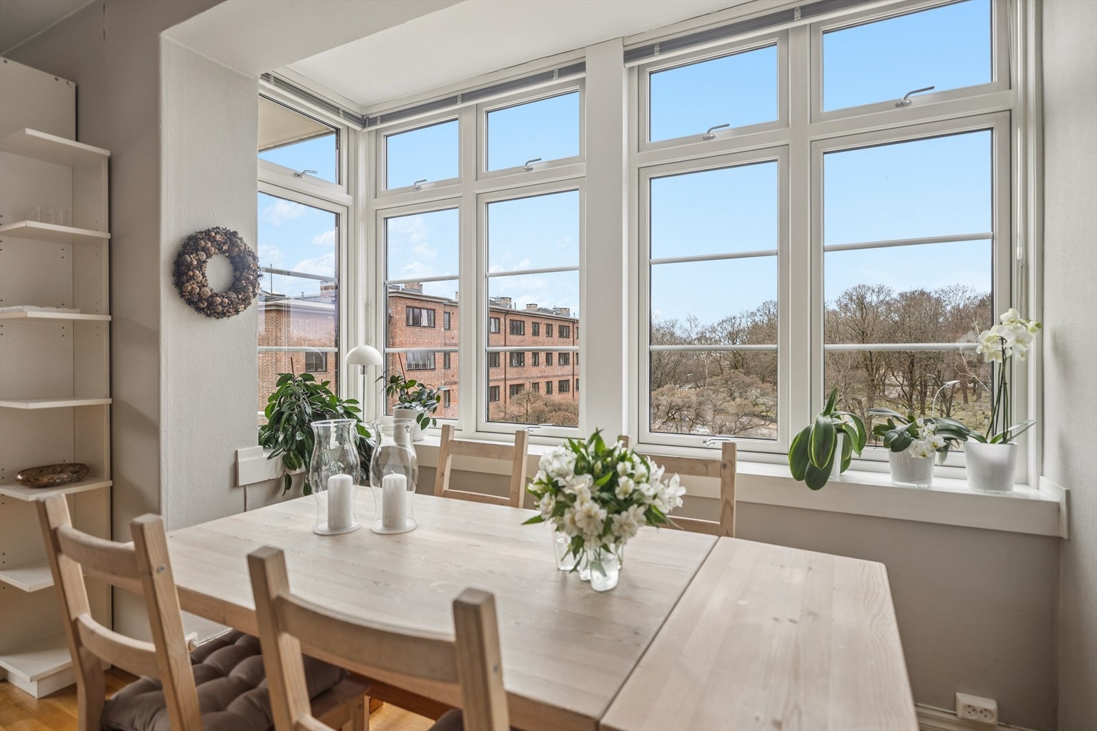 Lys og hyggelig spiseplass med store vindusflater og god plass til langbord. Galleribilde