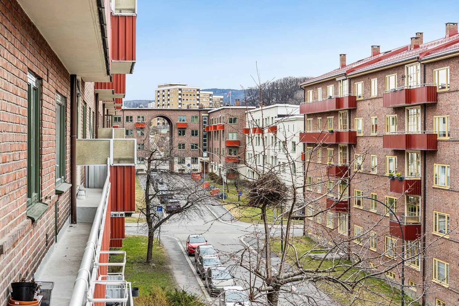 Utsyn mot klassisk bygårdsbebyggelse og rolige omgivelser. Galleribilde