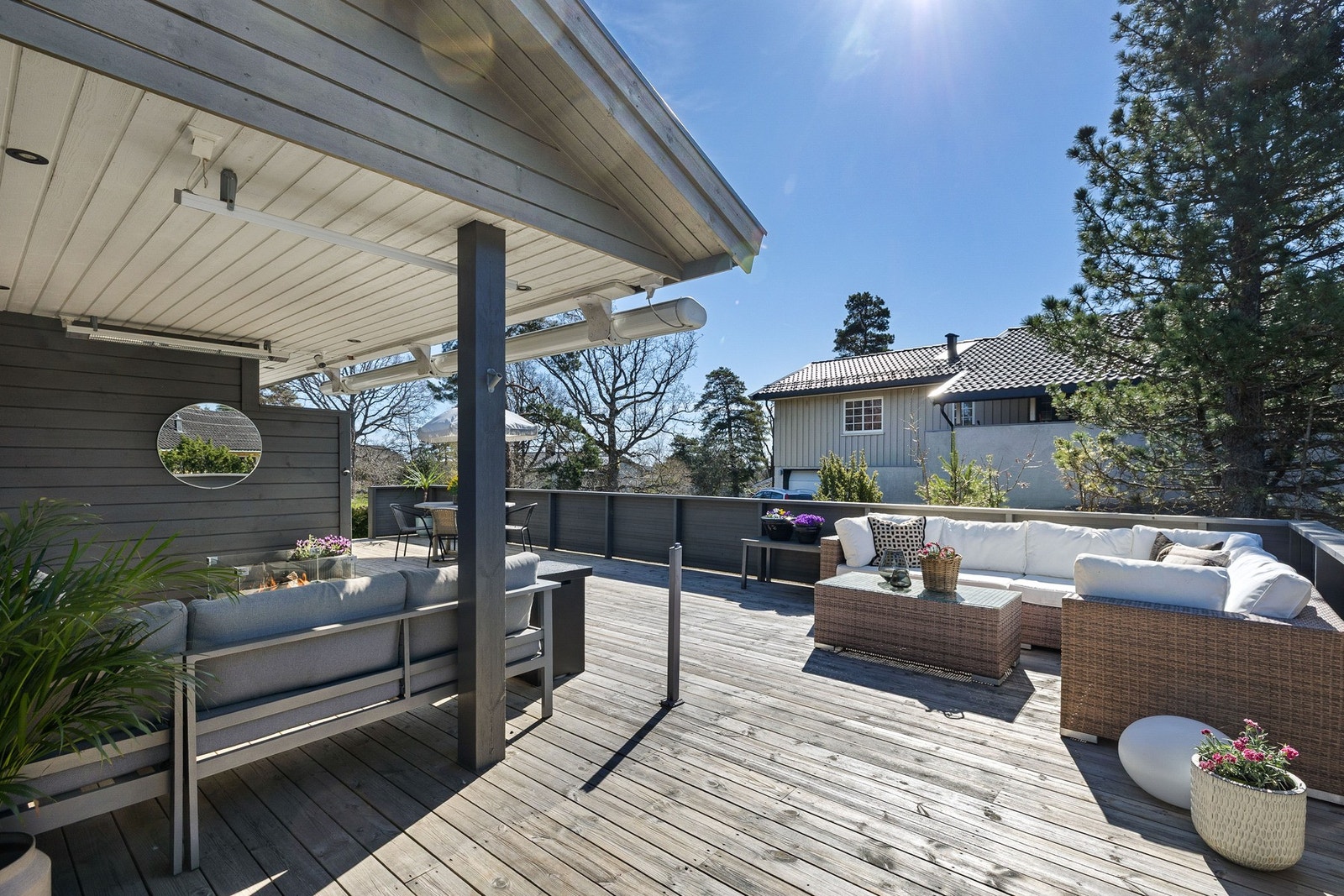 Delvis overbygget terrasse med god plass til sittegrupper. Galleribilde