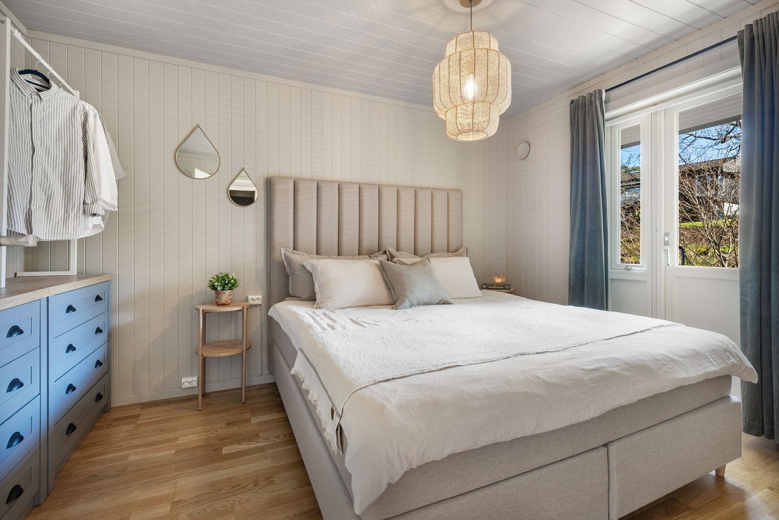 Lyst soverom med store vinduer som slipper inn mye naturlig lys. God plass til oppbevaringsmøbler og garderobeoppheng. Galleribilde