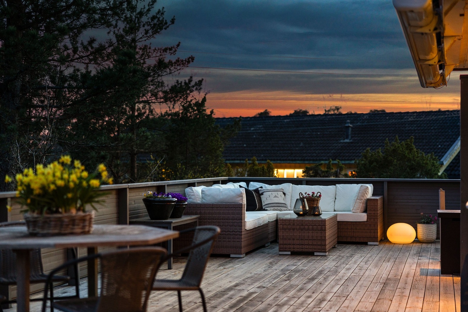 Romslig terrasse med kveldssol og utsikt over nabolaget. Galleribilde