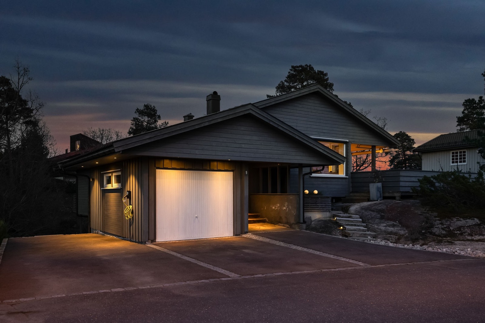 En romslig og moderne enebolig over flere plan med garasje. Familievennlig beliggende i et rolig område. Galleribilde