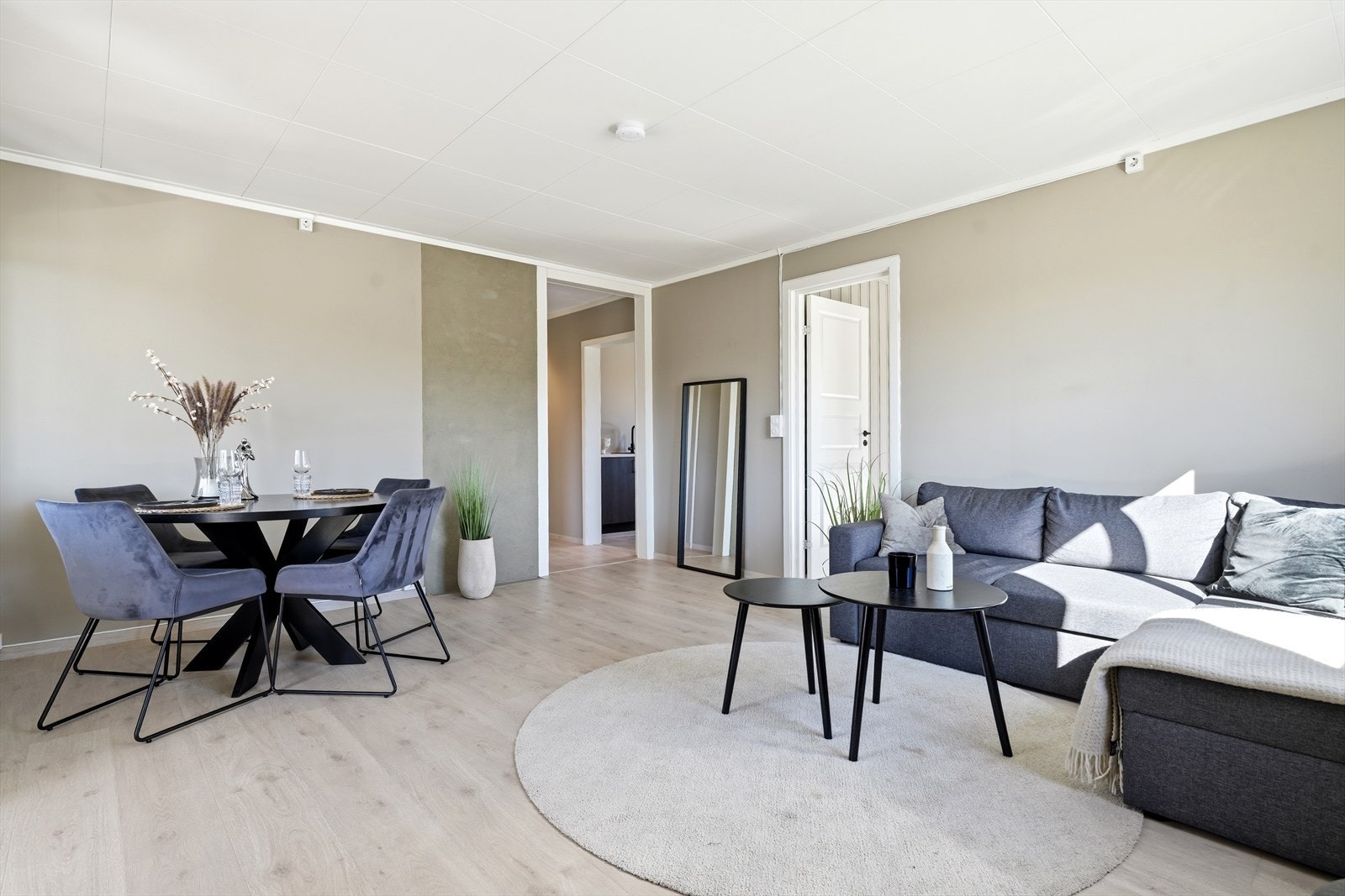 Stuen har god plass til en større sofagruppe, perfekt for avslapning og sosiale sammenkomster. Galleribilde