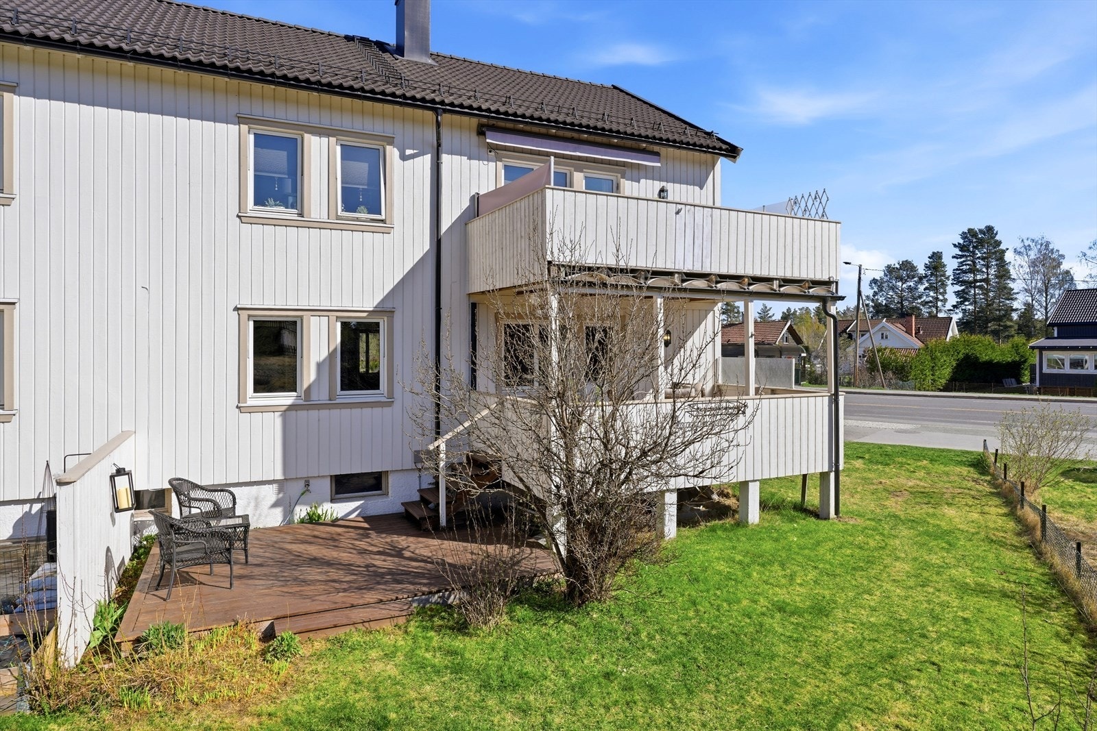 Fra terrassen fører en trapp ned til en egen platting i tre, som gir en ekstra uteplass. Galleribilde