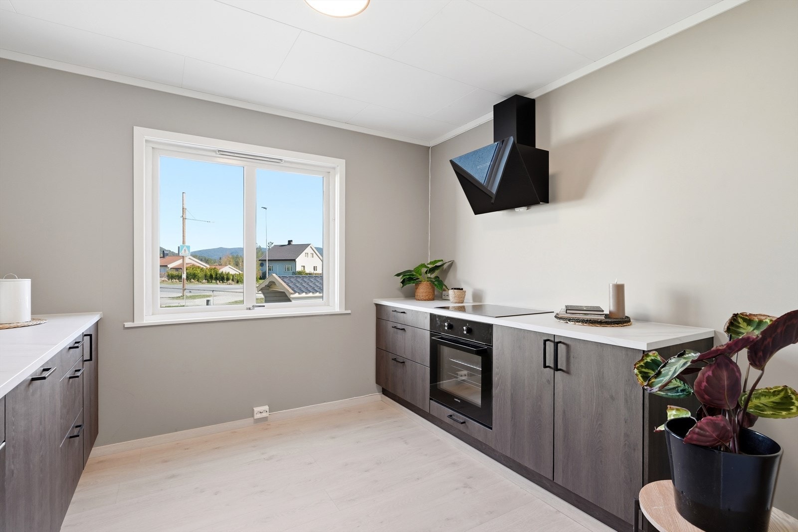 Kjøkkenet er nytt, med slette fronter og moderne løsninger som induksjonstopp og komfyrvakt. Galleribilde