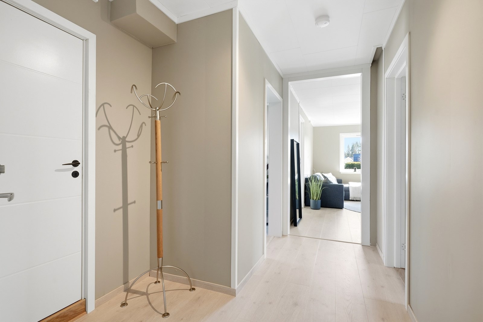 Gangen ønsker velkommen inn og binder rommene i leiligheten sammen. Galleribilde
