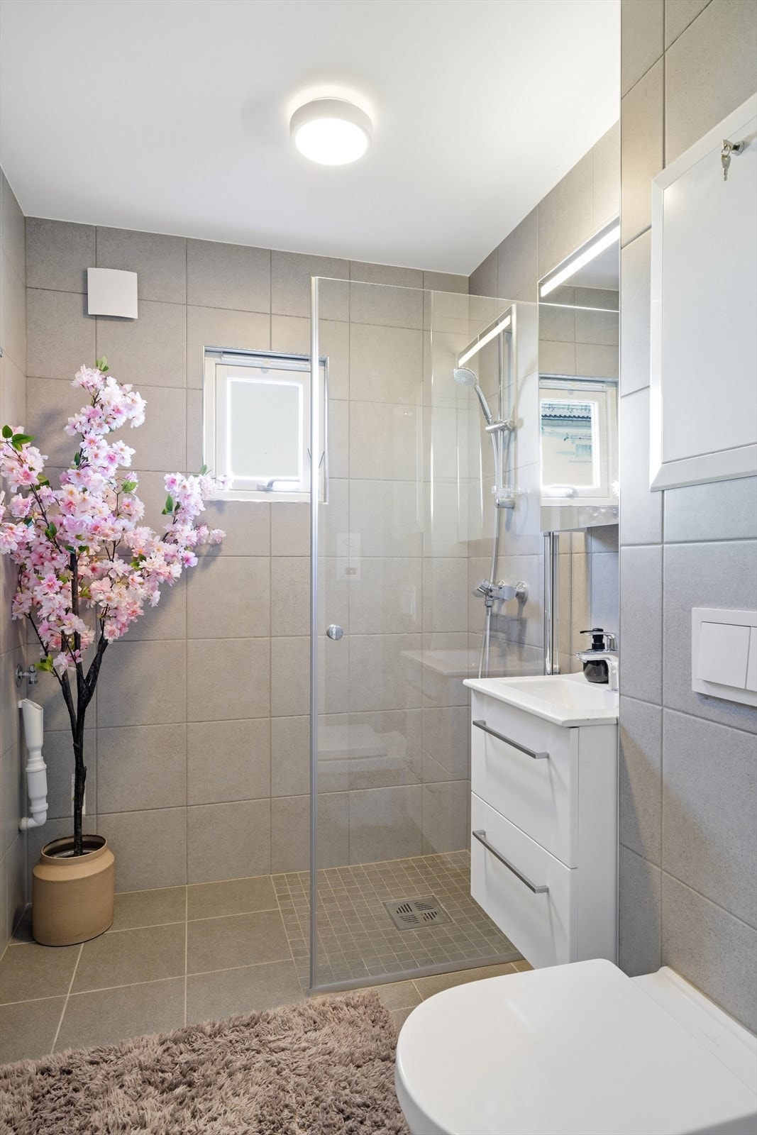 Badet ble renovert i 2023 og har flislagt gulv. Galleribilde