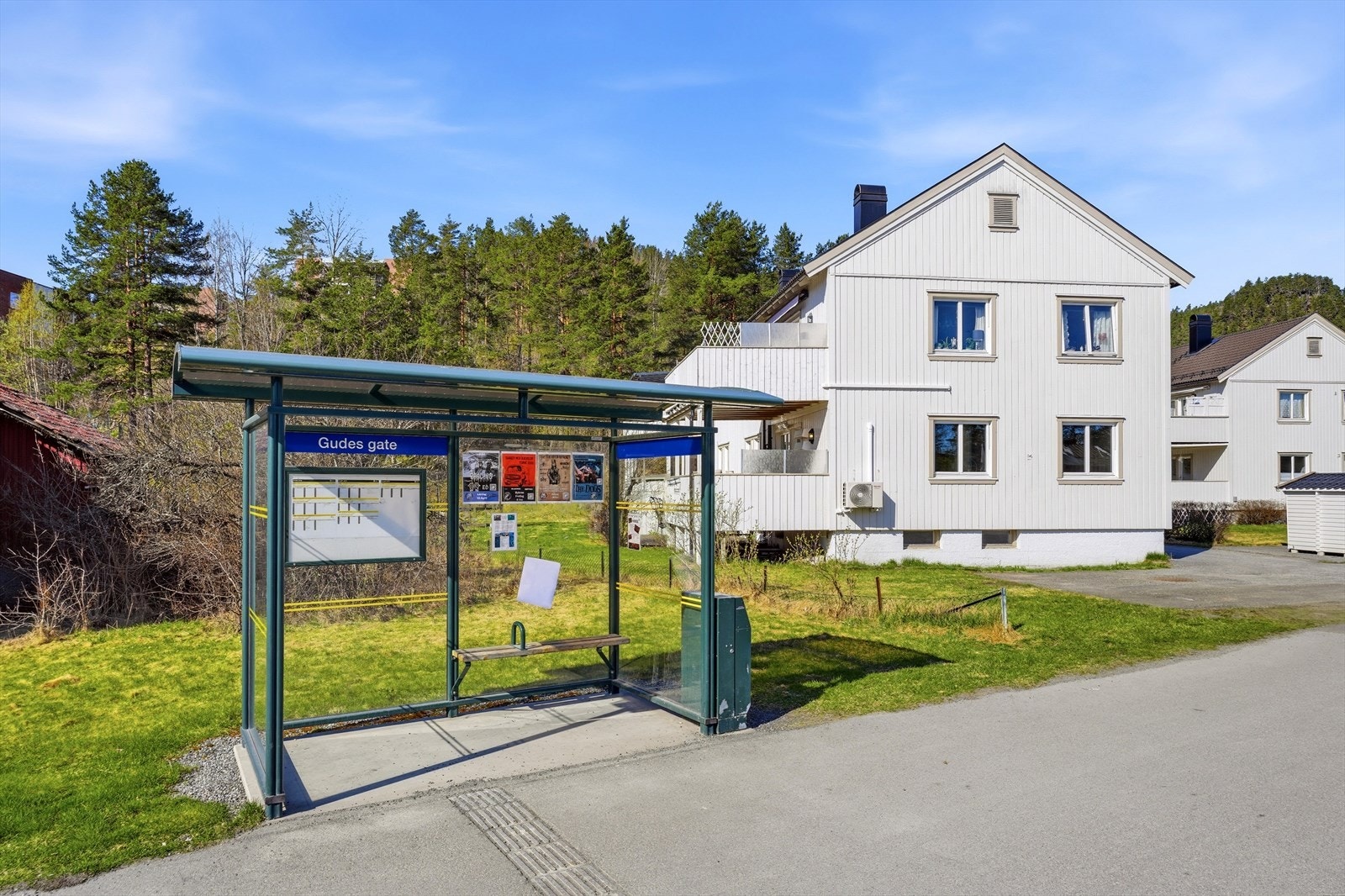 Bussholdeplassen Gudes gate ligger like ved, og gir gir gode kommunikasjonsmuligheter. Galleribilde