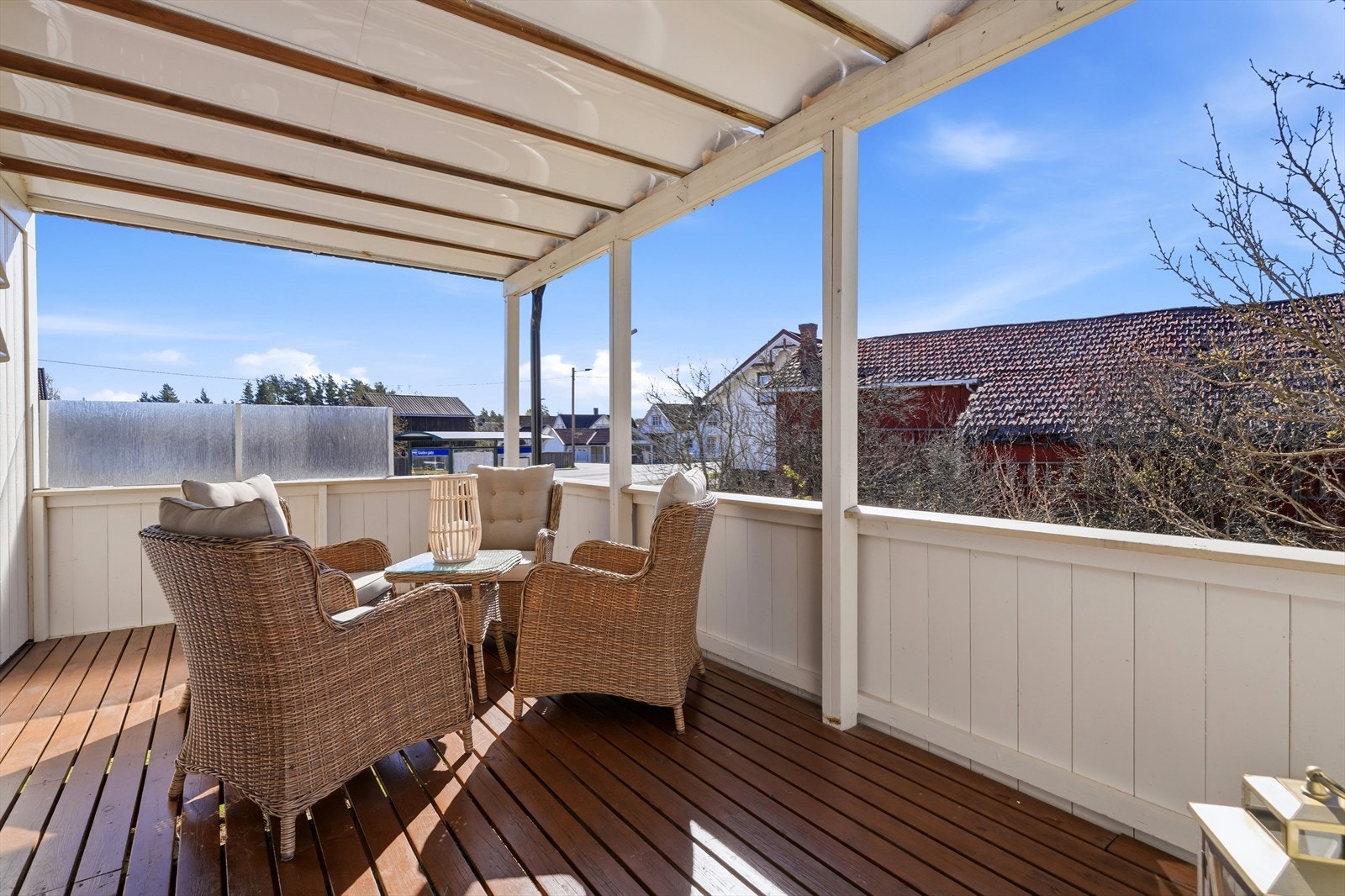 Fra stuen er det utgang til en romslig og overbygget terrasse. Et herlig uterom som forlenger sesongen. Galleribilde