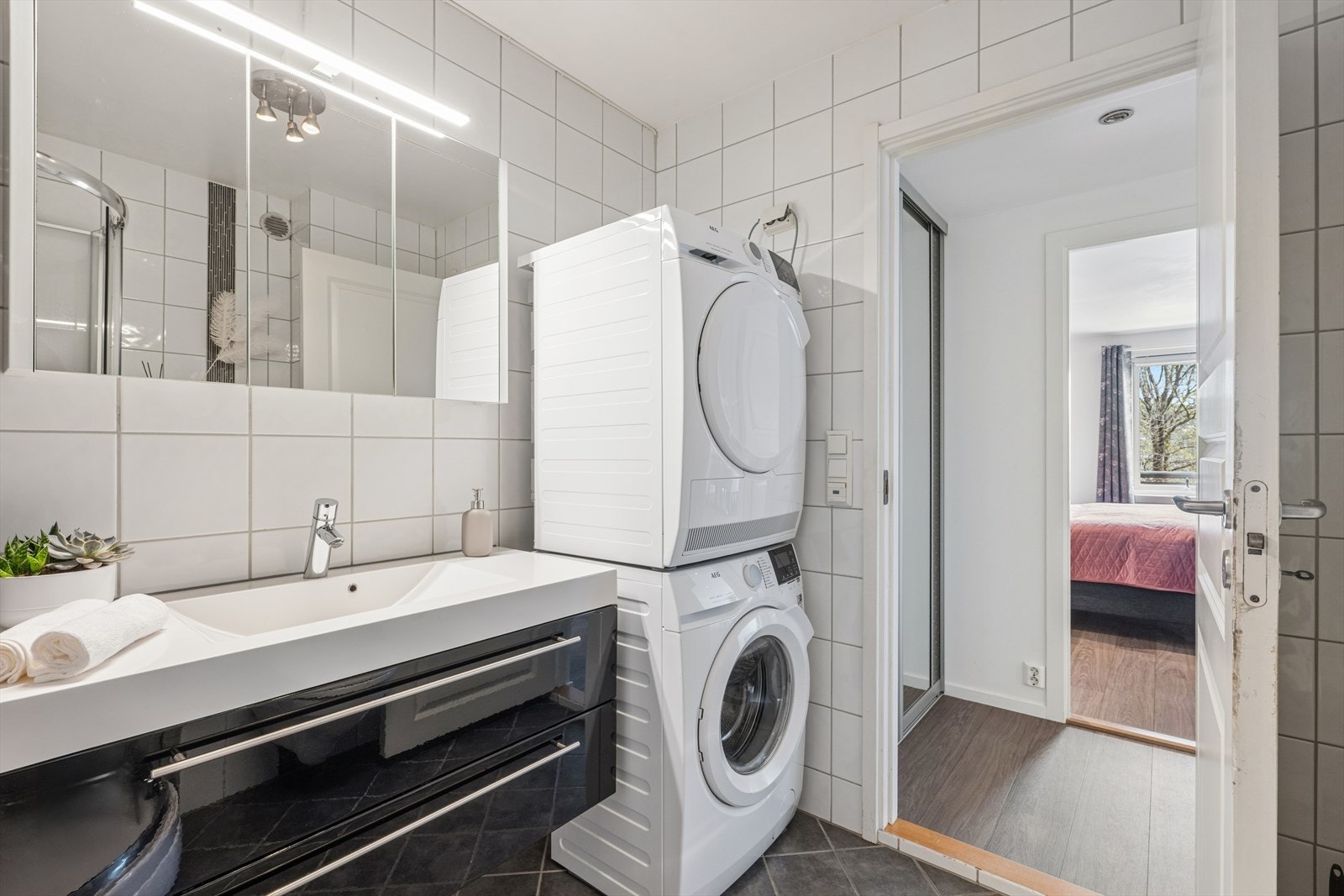 Varmekabler i gulvet sørger for komfort året rundt, og det er opplegg for både vaskemaskin og tørketrommel Galleribilde