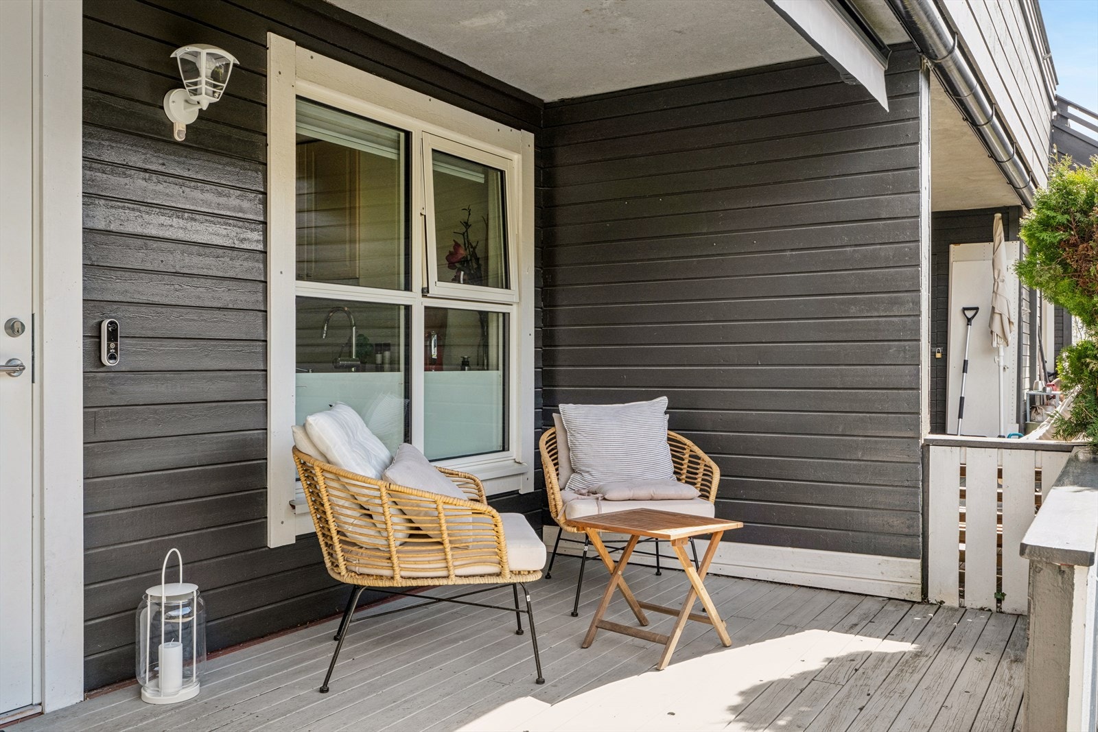 Utvendig inngangsparti med en hyggelig markterrasse Galleribilde
