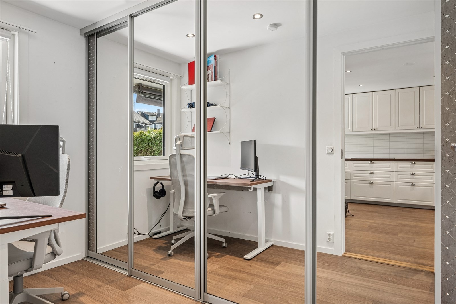 Soverom 2 er i dag innredet som kontor med ekstra dyp skyvedørsgarderobe. Galleribilde