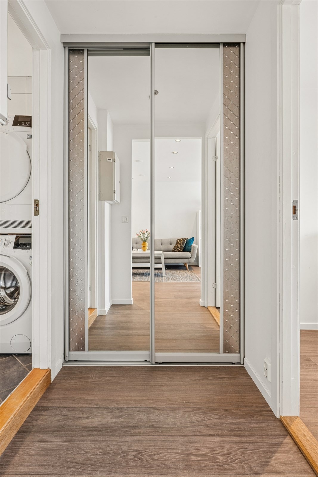 Praktisk skyvedørsgarderobe i mellomgang Galleribilde