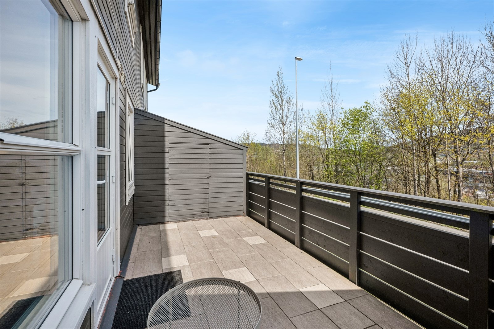 Fra spisestuen er det utgang til balkong med morgensol Galleribilde