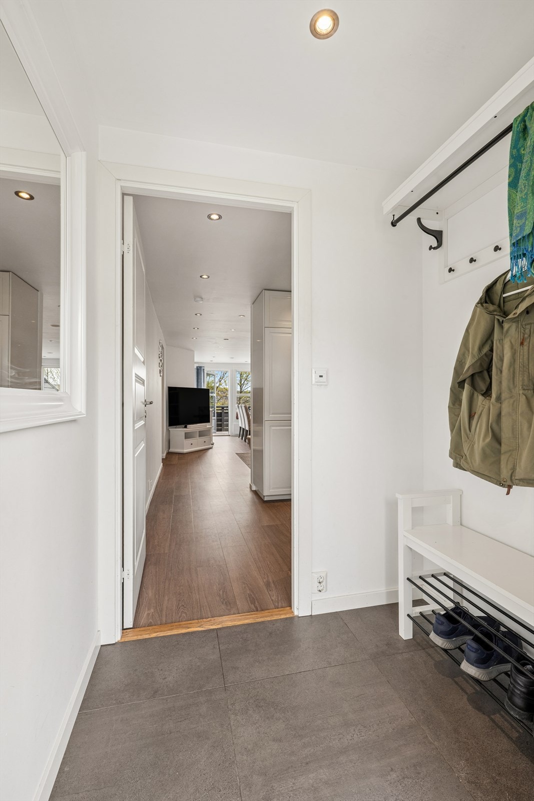 Varmekabler og fliser i entré fra 2021 Galleribilde