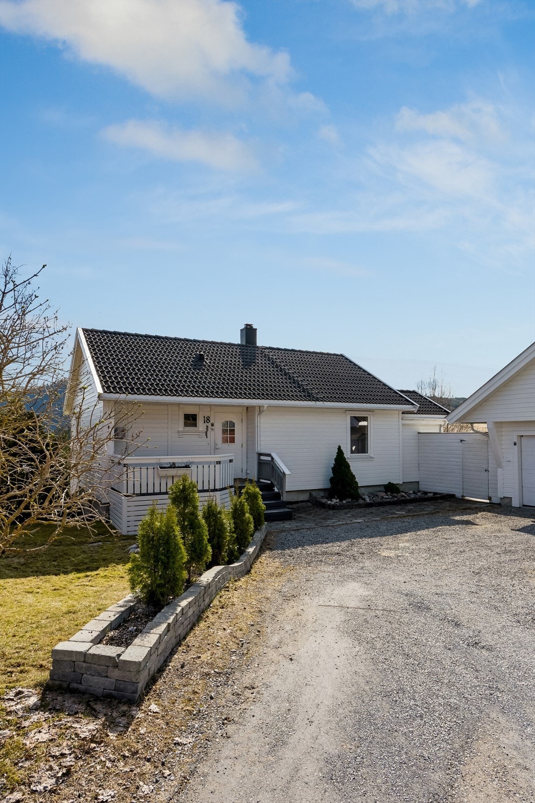 Inngangspartiet er meget opparbeidet og gir boligen et flott førsteinntrykk Galleribilde