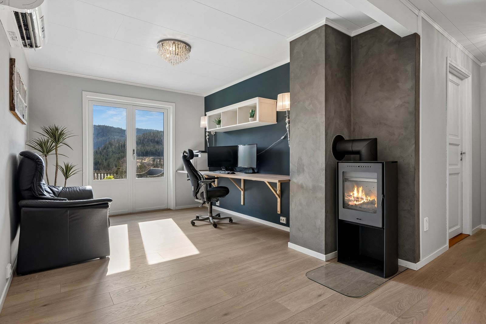 I boligens kjellerstue/kontor finner man også vedovn Galleribilde