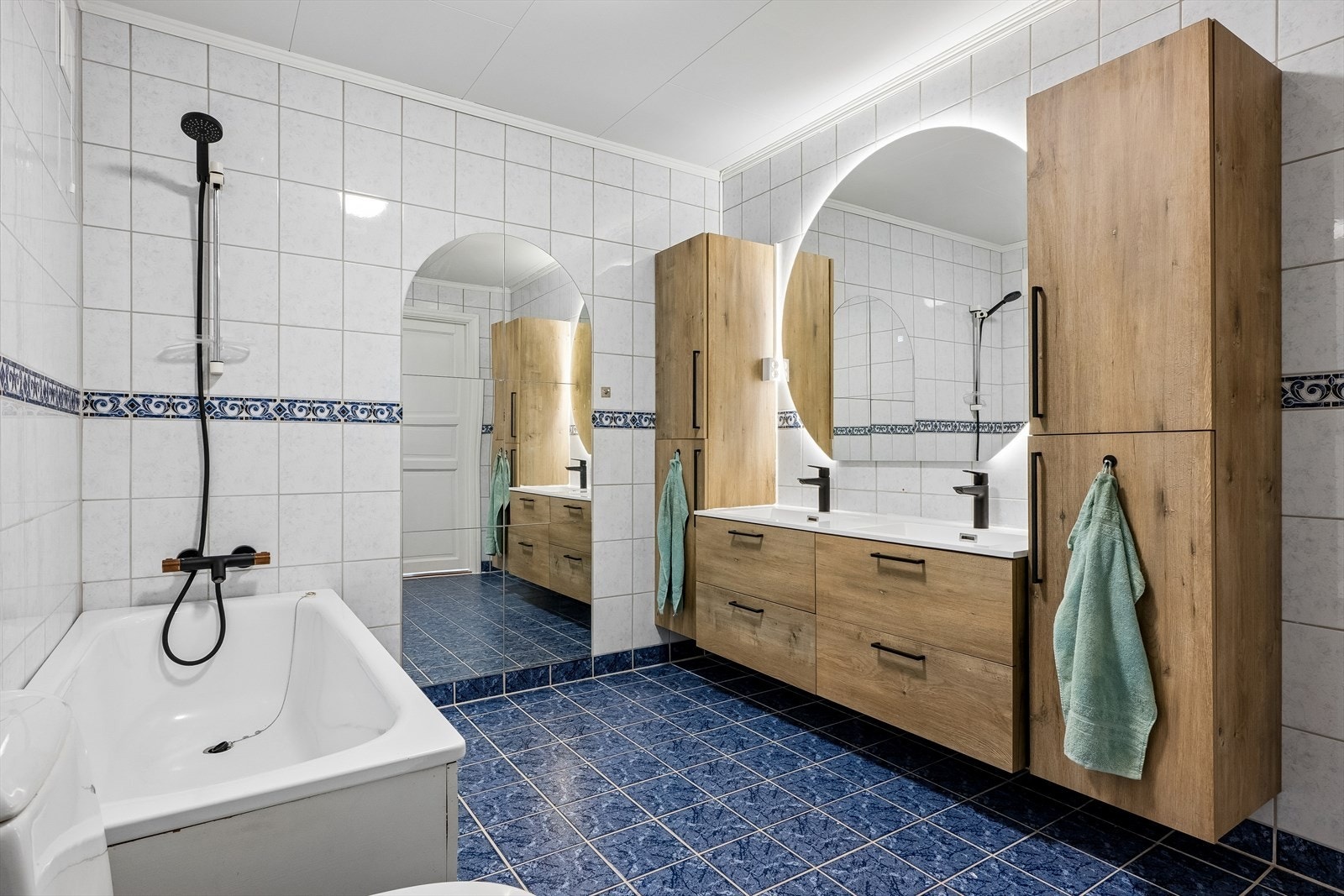 På badet får man både dusjnisje og badekar Galleribilde