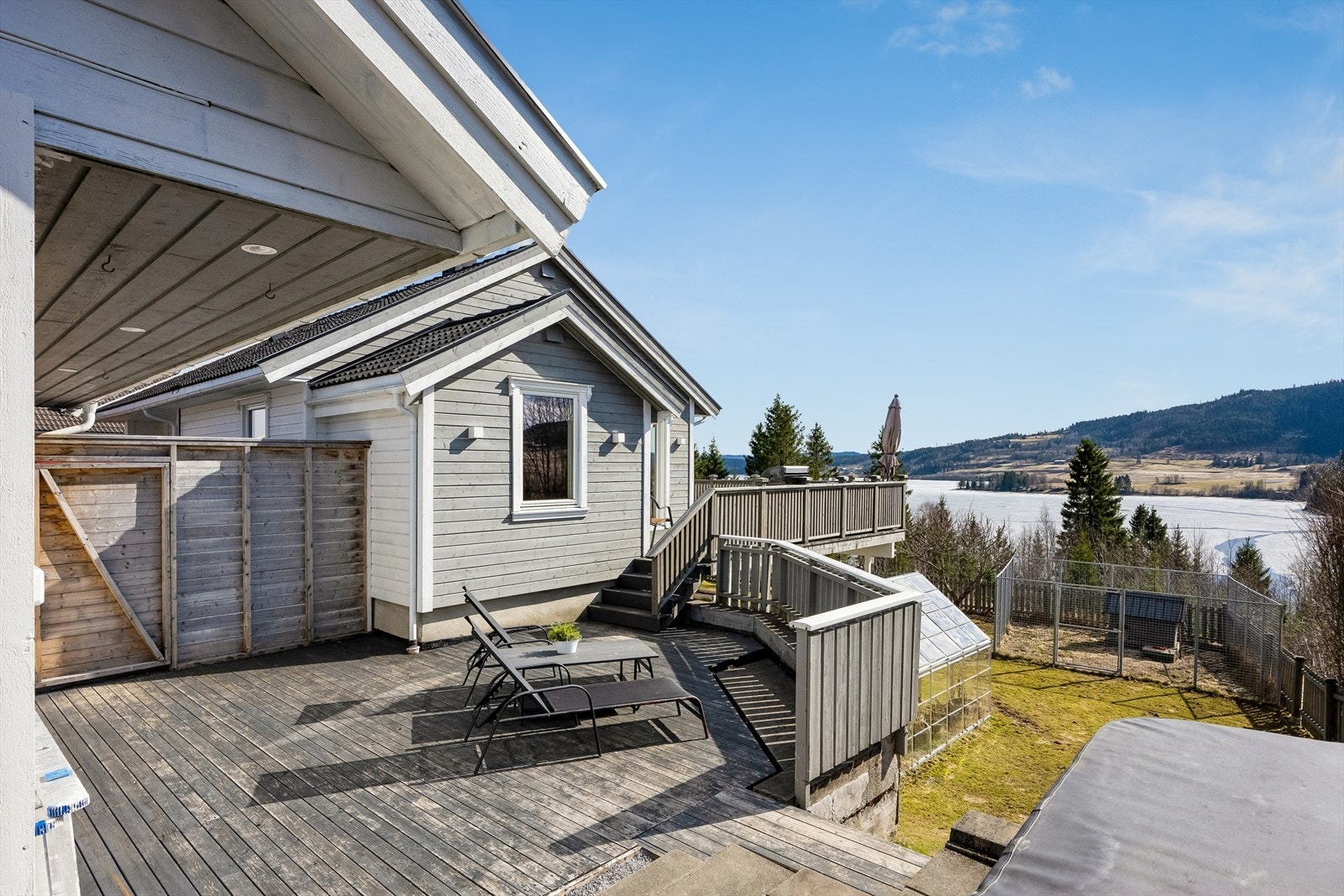 Boligen har flere solrike uteplasser på veranda og terrasser, så her kan man følge solgangen gjennom hele dagen Galleribilde