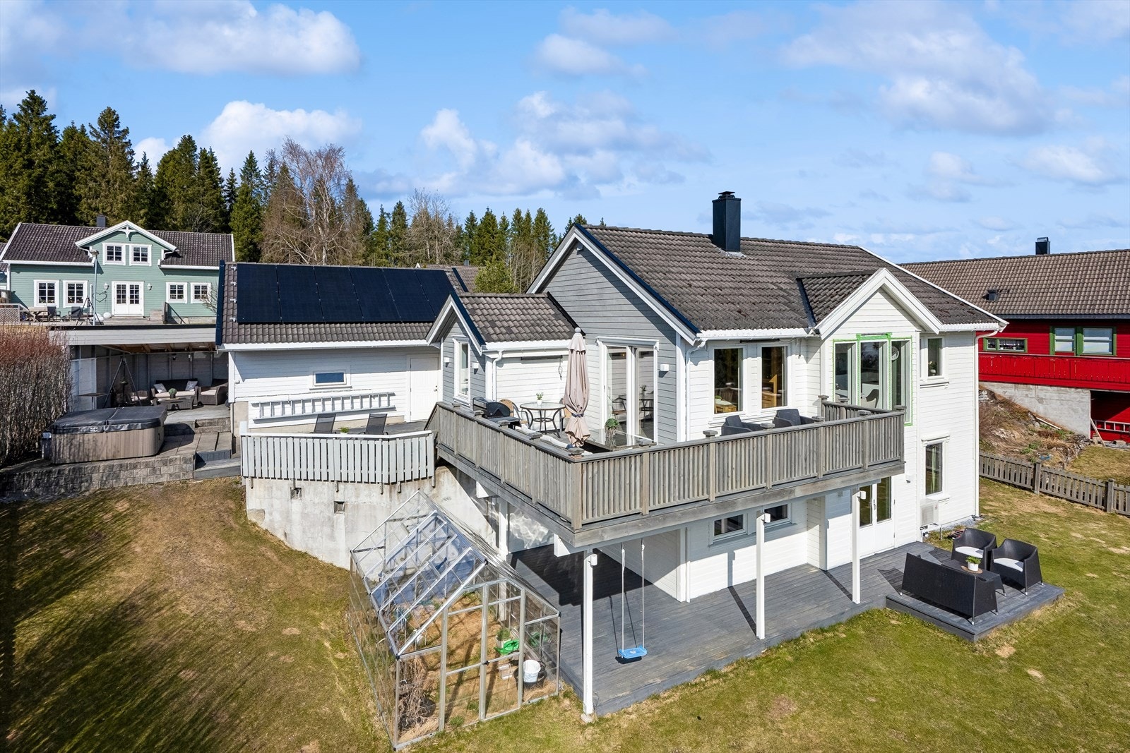 Aktiv Eiendomsmegling v/ Hallvard Fjone har gleden av å presentere Haugåshalla 18 - en godt vedlikeholdt enebolig med en attraktiv beliggenhet i Følling. Foto: EFKT v/ Jonas Kvello Galleribilde