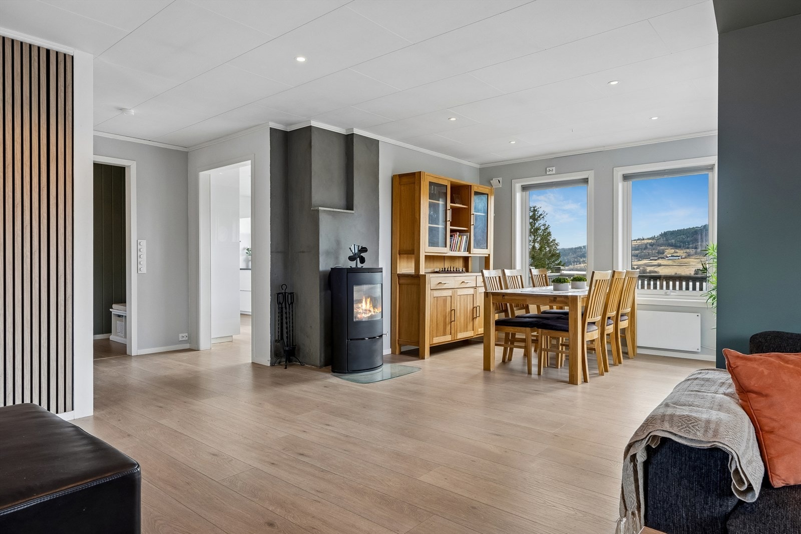 Spisestuen har godt med plassering til stor spisegruppe Galleribilde