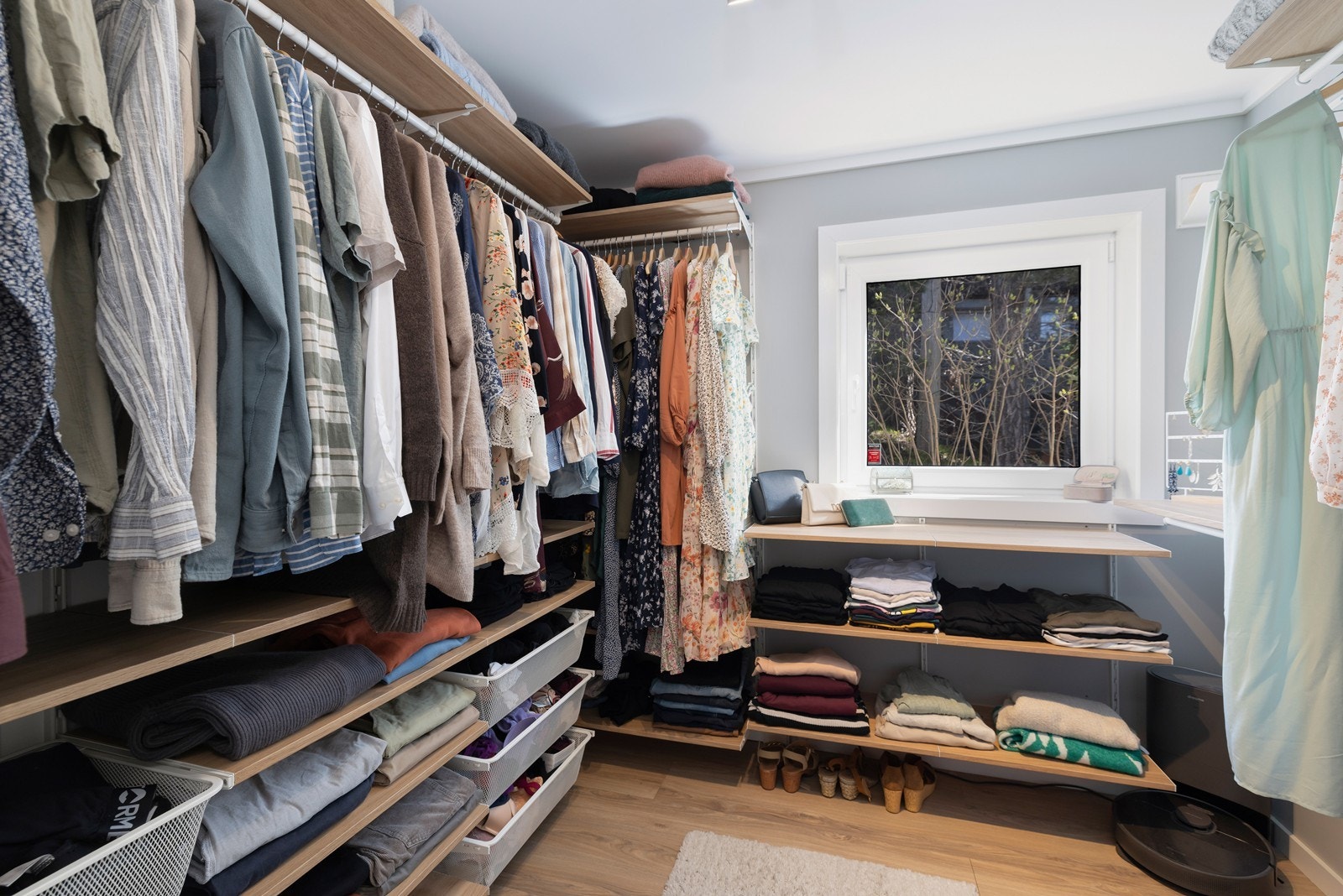 Soverom 3 i 1.etg. som i dag brukes som walk-in closet Galleribilde