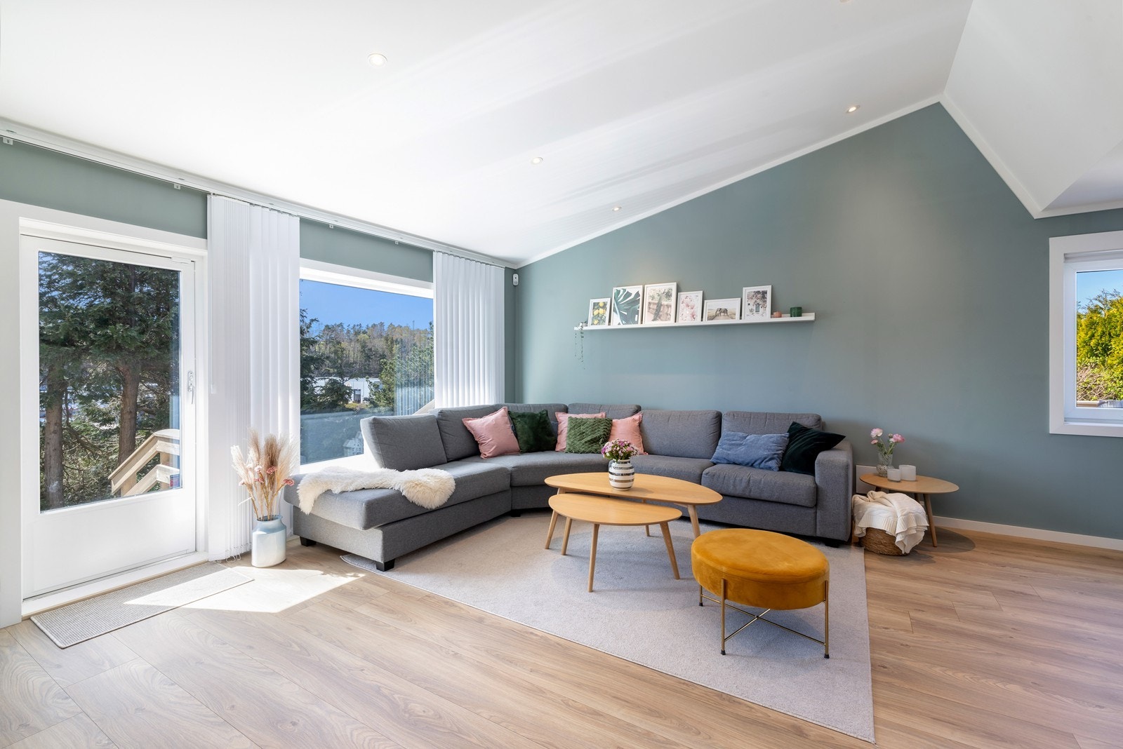 Stue med god plass til sofagruppe Galleribilde