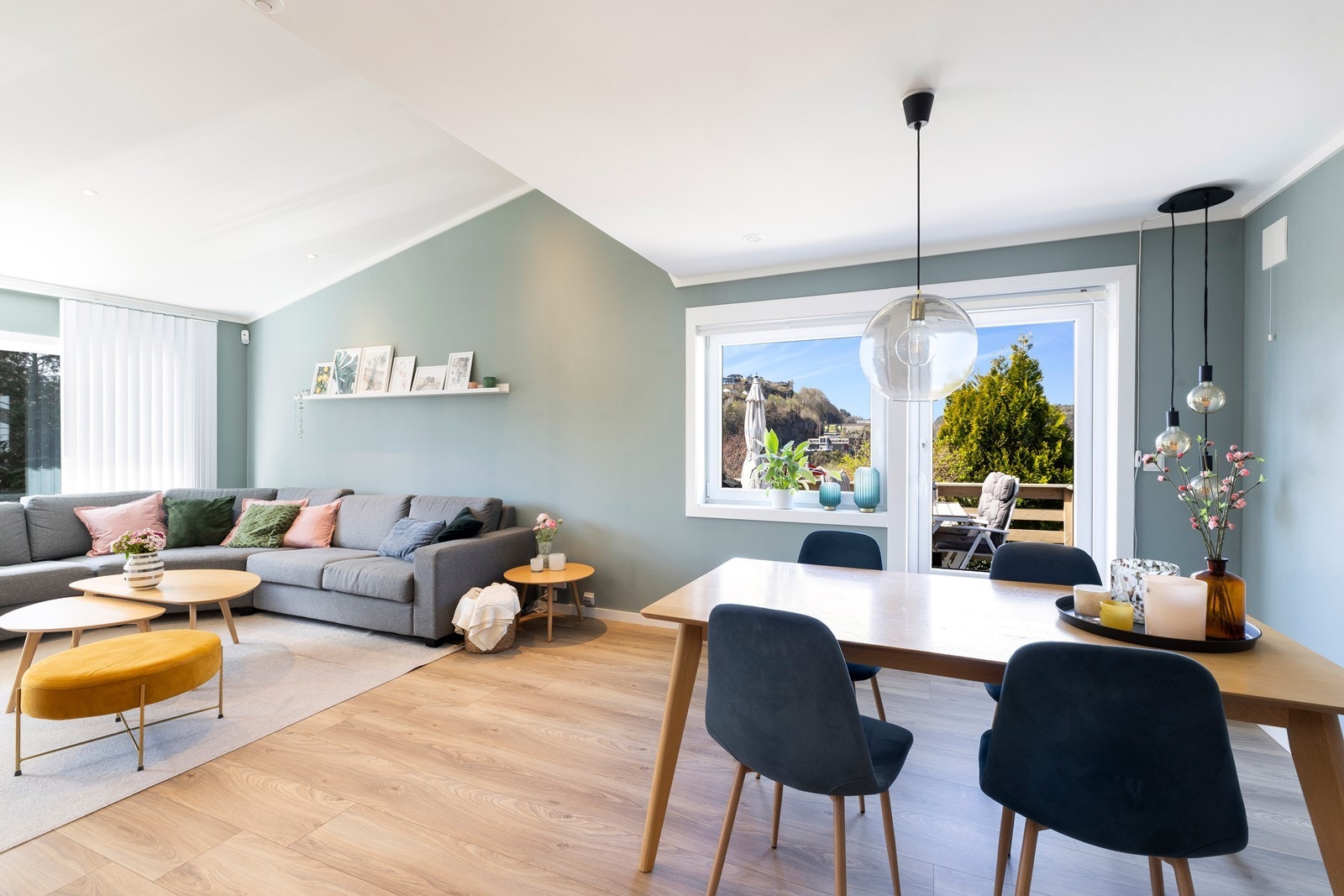Fra stue/kjøkkendel er det utgang til hyggelig og solrik terrasse/hage Galleribilde